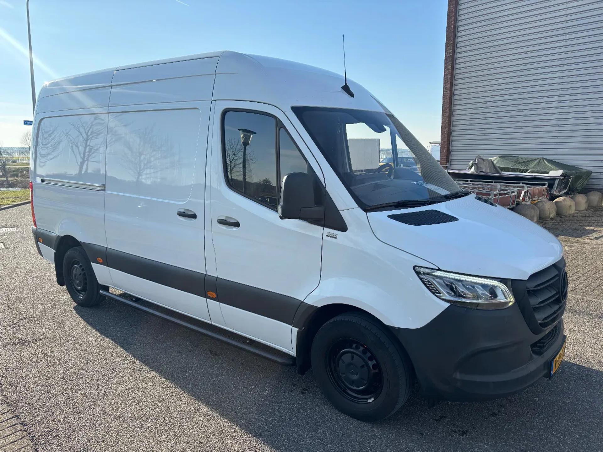 Foto 4 van Mercedes-Benz 317CDI L2H2 Automaat Airco Cruisecontrol Xenon Dubbele Schuifdeur