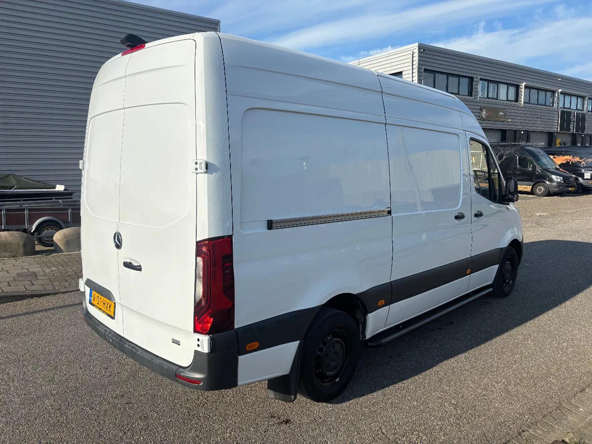 Foto 5 van Mercedes-Benz 317CDI L2H2 Automaat Airco Cruisecontrol Xenon Dubbele Schuifdeur