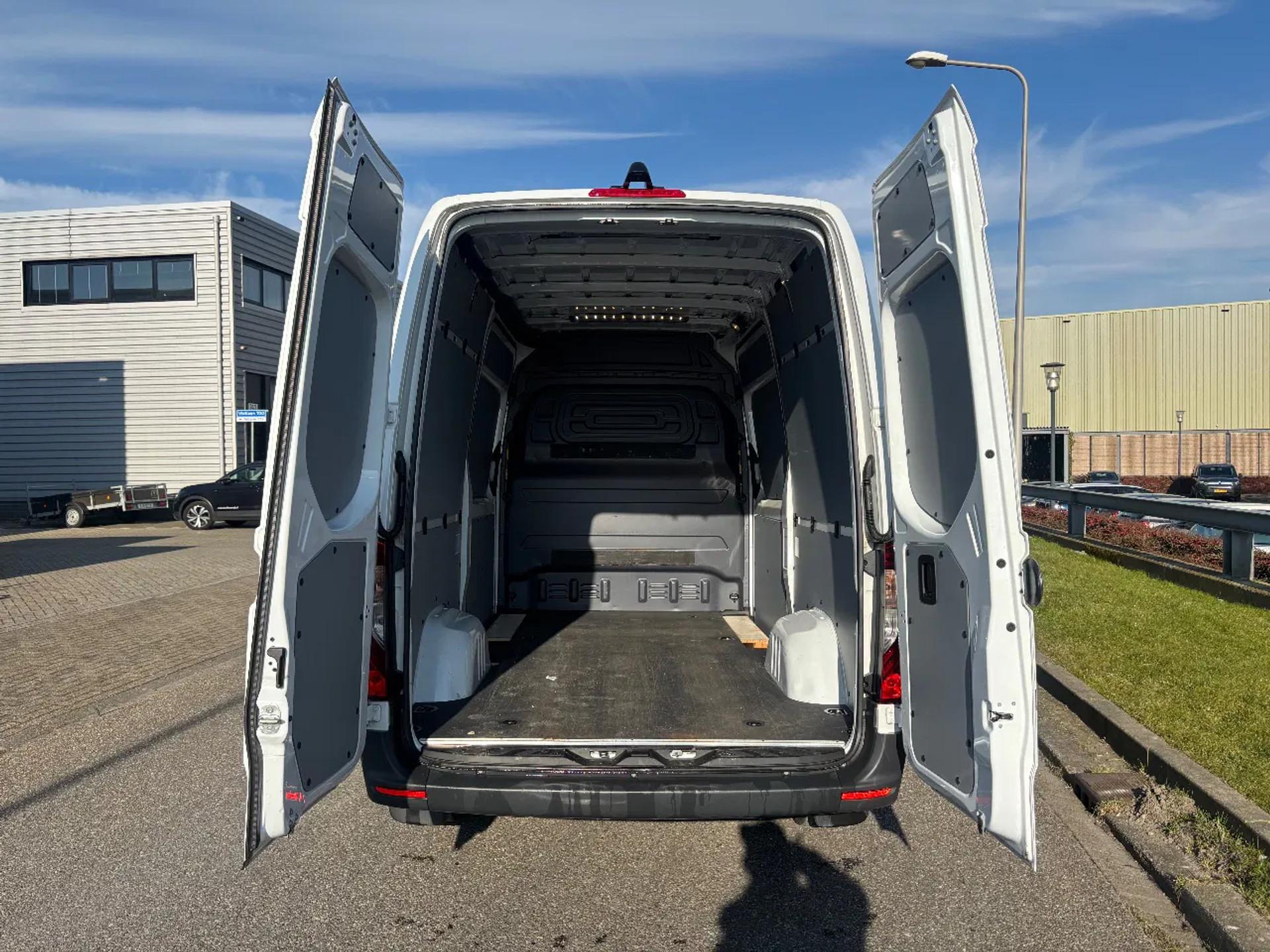 Foto 7 van Mercedes-Benz 317CDI L2H2 Automaat Airco Cruisecontrol Xenon Dubbele Schuifdeur