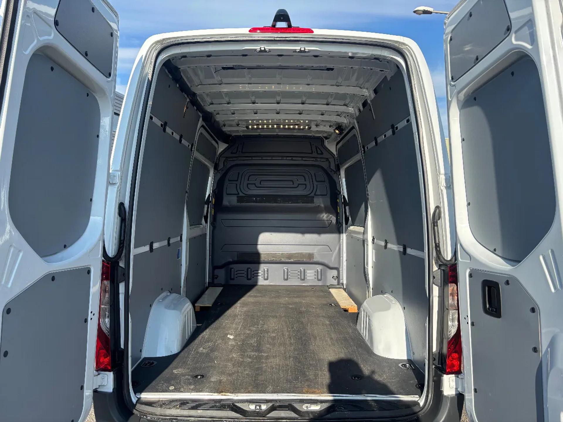 Foto 8 van Mercedes-Benz 317CDI L2H2 Automaat Airco Cruisecontrol Xenon Dubbele Schuifdeur