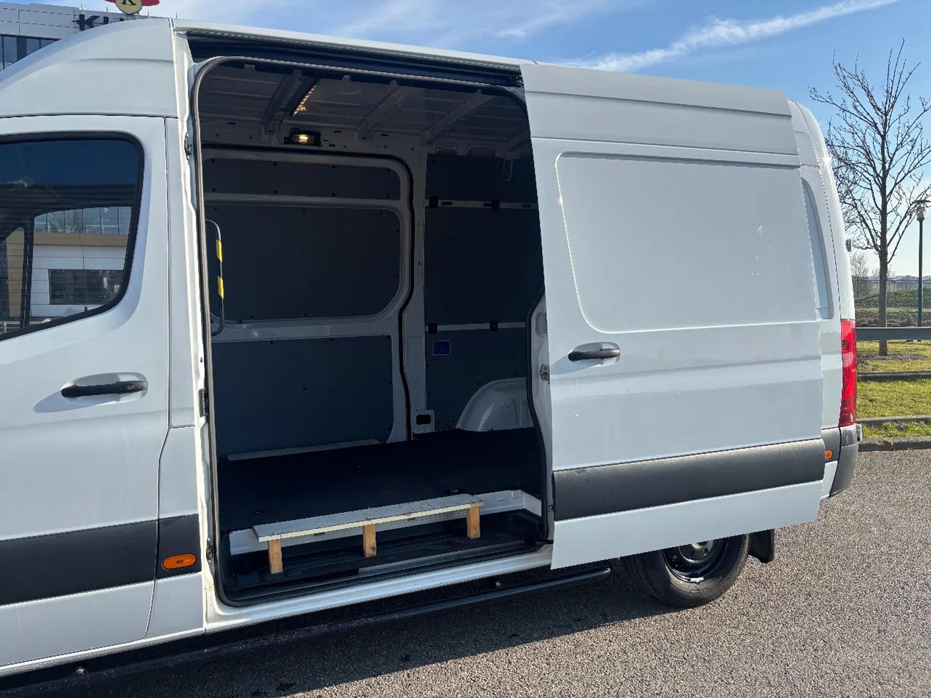 Foto 9 van Mercedes-Benz 317CDI L2H2 Automaat Airco Cruisecontrol Xenon Dubbele Schuifdeur