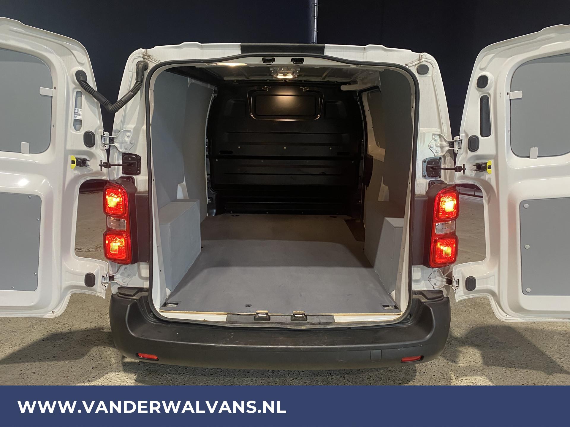 Foto 3 van Opel Vivaro 1.5 CDTI L2H1 Euro6 Airco | Cruisecontrol | 3-zits
