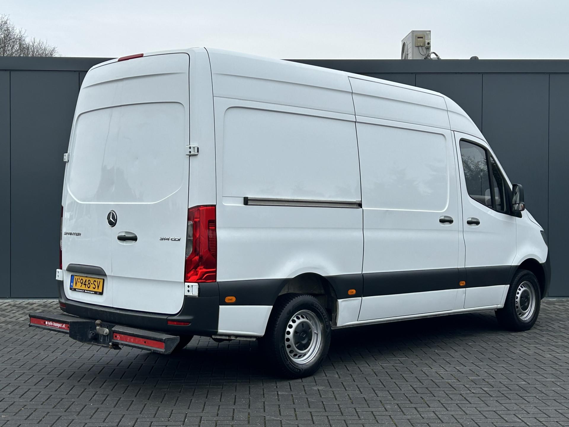 Foto 2 van Mercedes-Benz 314 CDI 143 PK / 3.5T / RWD / L2H2 / 1e EIGENAAR / 2.800 KG AHG / TREKHAAK