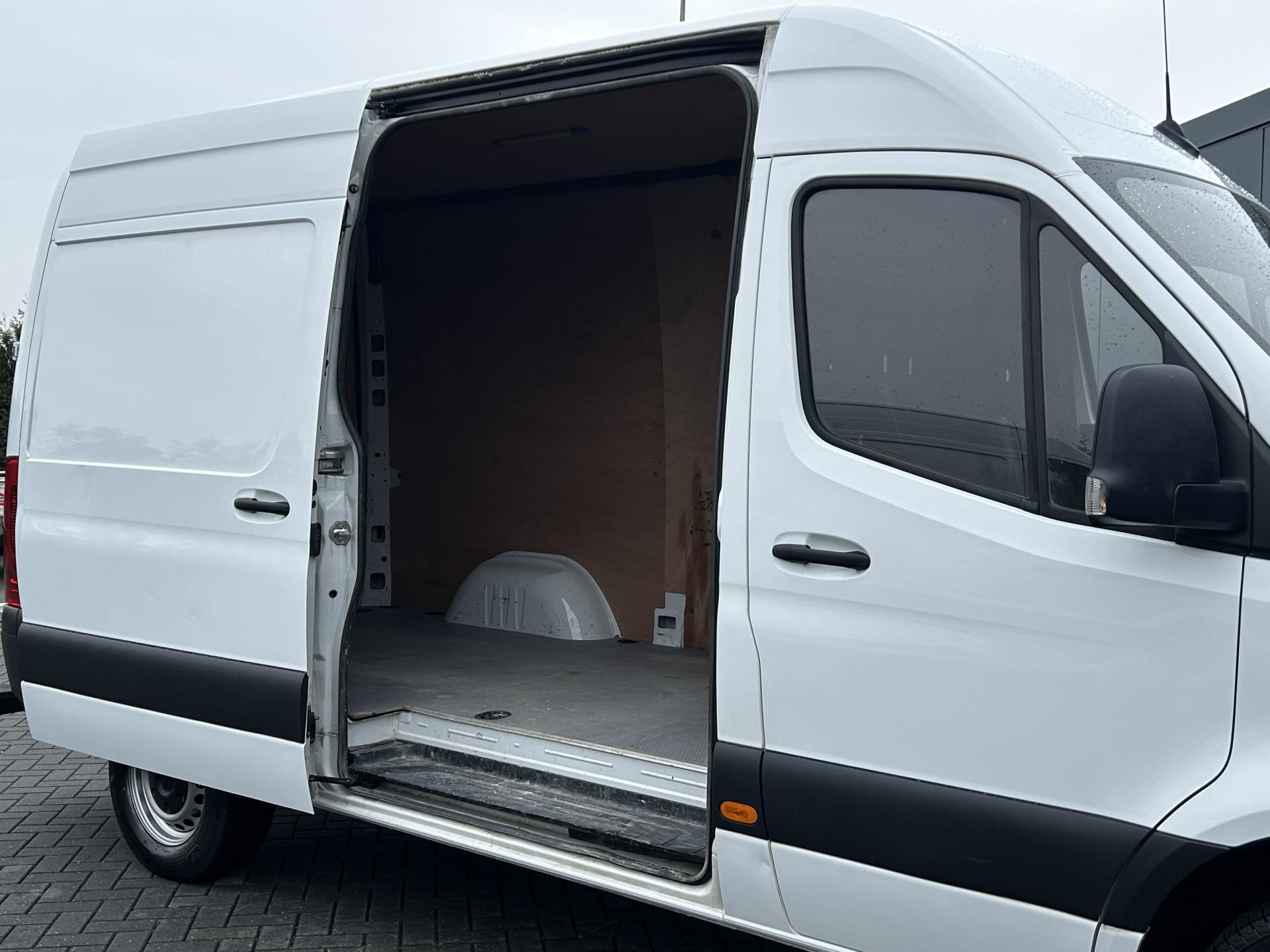 Foto 6 van Mercedes-Benz 314 CDI 143 PK / 3.5T / RWD / L2H2 / 1e EIGENAAR / 2.800 KG AHG / TREKHAAK