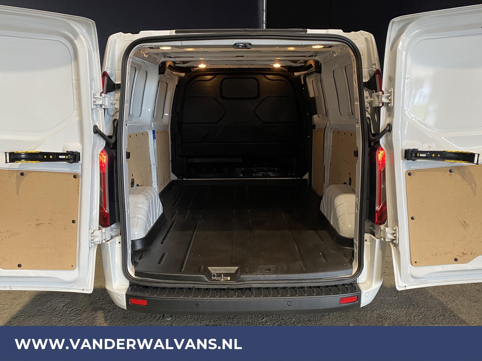 Foto 3 van Ford Transit Custom 2.0TDCI L2H1 Euro6 Airco | Cruise | LED | 2800kg trekvermogen