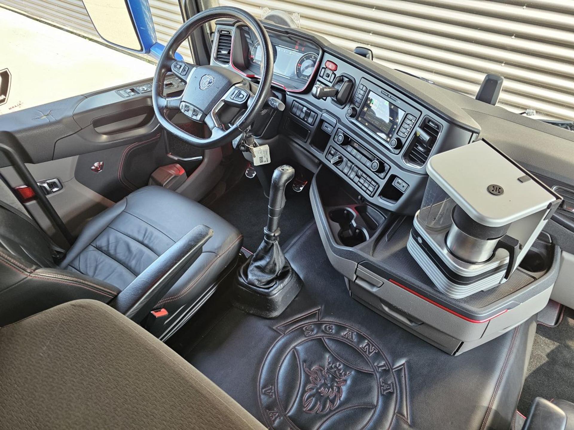 Foto 12 van Scania R580 V8 / MANUAL / RETARDER / HYDRAULIC / SPECIAL INTERIOR