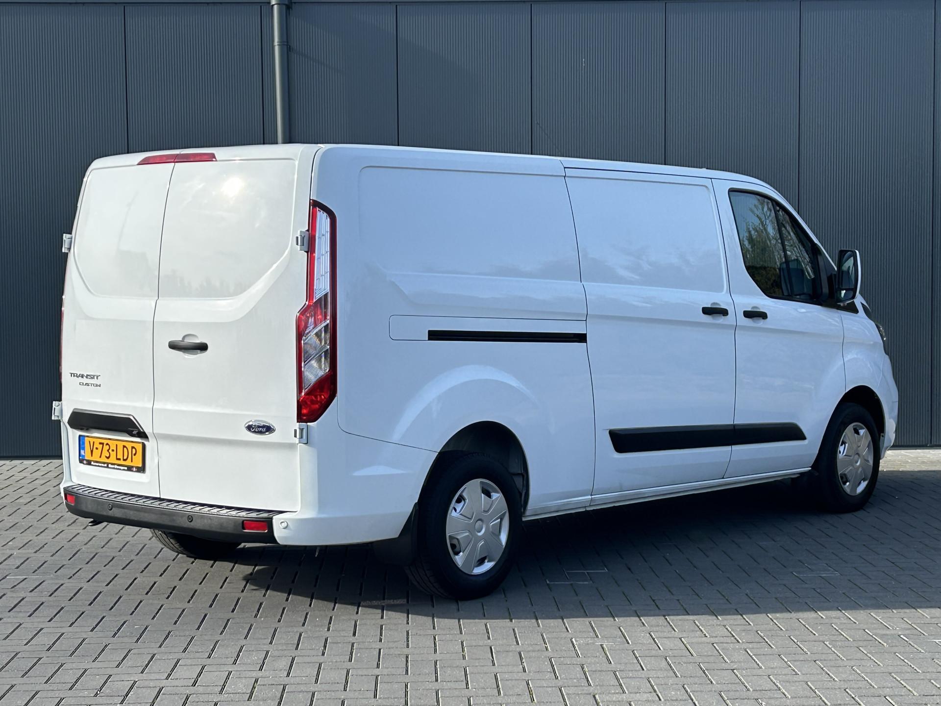 Foto 2 van Ford 2.0 TDCI 130 PK / L2H1 / 2.800 KG AHG / CAMERA / AIRCO / CRUISE / NAVI / STOELVERWARMING