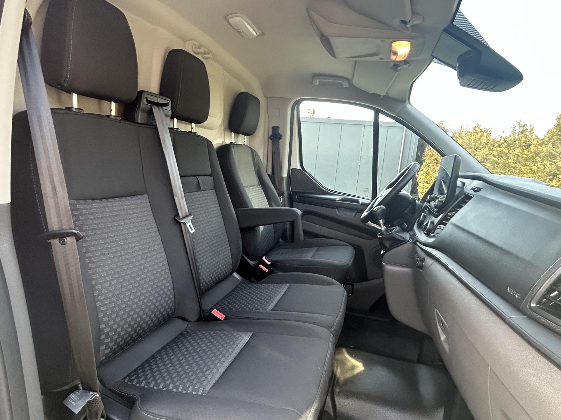 Foto 4 van Ford 2.0 TDCI 130 PK / L2H1 / 2.800 KG AHG / CAMERA / AIRCO / CRUISE / NAVI / STOELVERWARMING