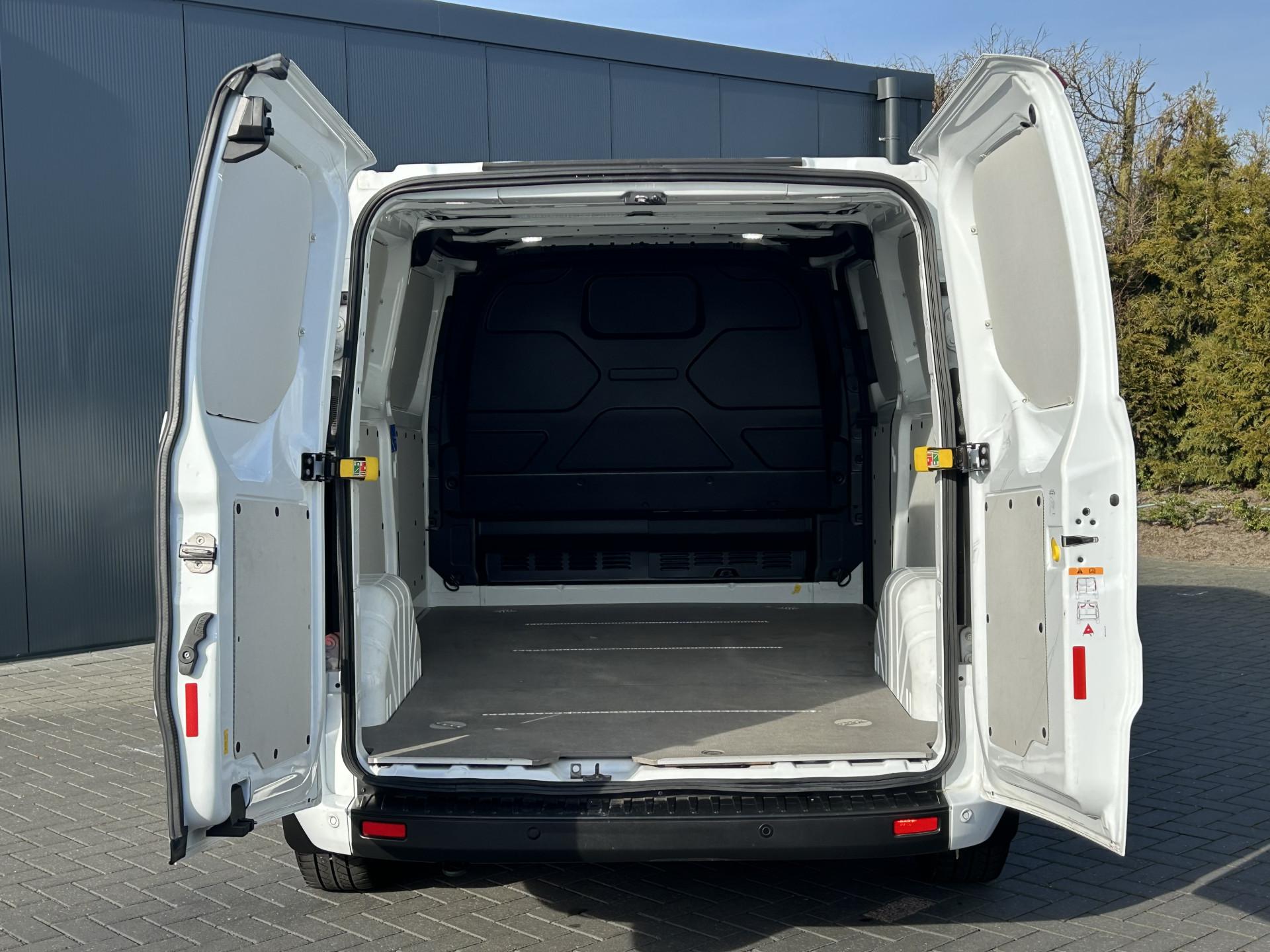 Foto 6 van Ford 2.0 TDCI 130 PK / L2H1 / 2.800 KG AHG / CAMERA / AIRCO / CRUISE / NAVI / STOELVERWARMING
