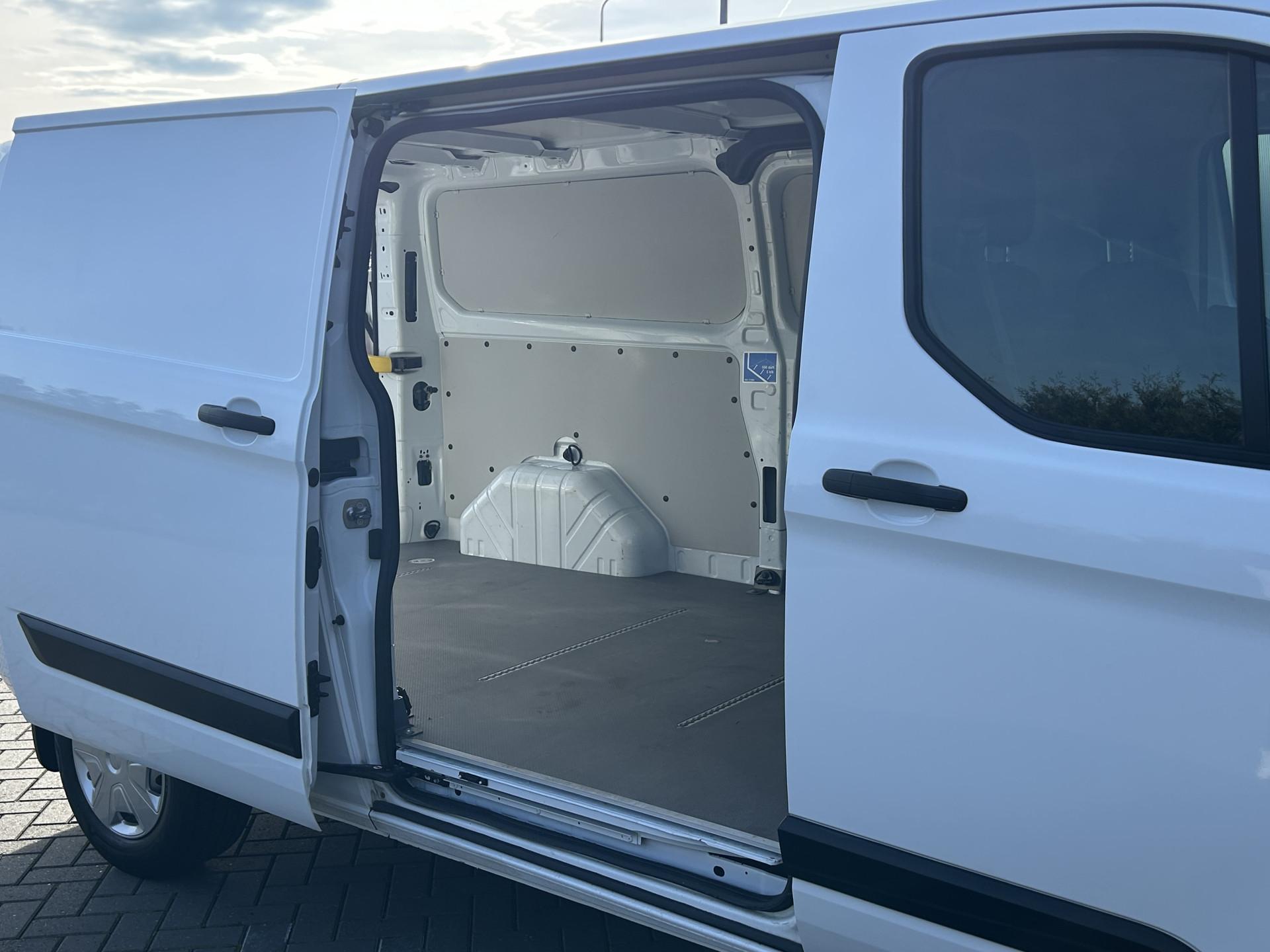 Foto 7 van Ford 2.0 TDCI 130 PK / L2H1 / 2.800 KG AHG / CAMERA / AIRCO / CRUISE / NAVI / STOELVERWARMING