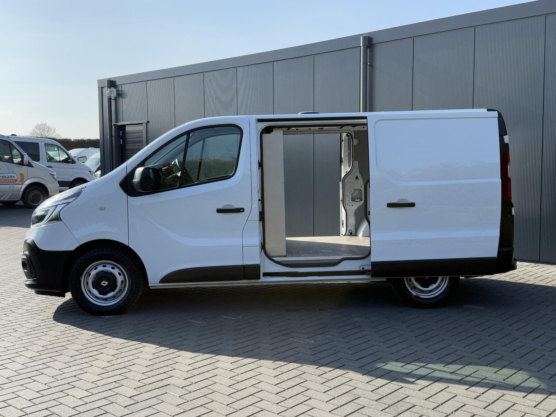 Foto 2 van Renault 2.0 dCi 120 PK / L1H1 / 1e EIG. / 2x SCHUIFDEUR / TREKHAAK / AIRCO / CRUISE