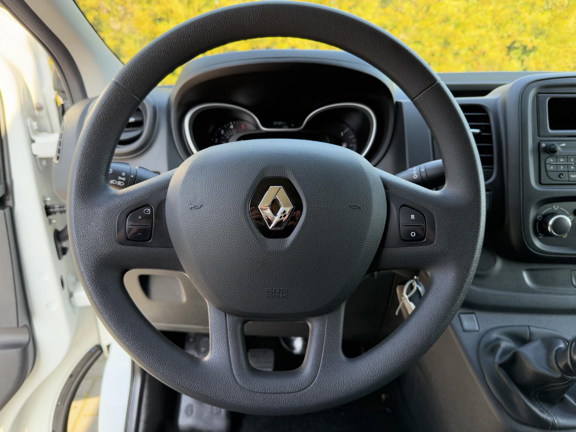 Foto 9 van Renault 2.0 dCi 120 PK / L1H1 / 1e EIG. / 2x SCHUIFDEUR / TREKHAAK / AIRCO / CRUISE