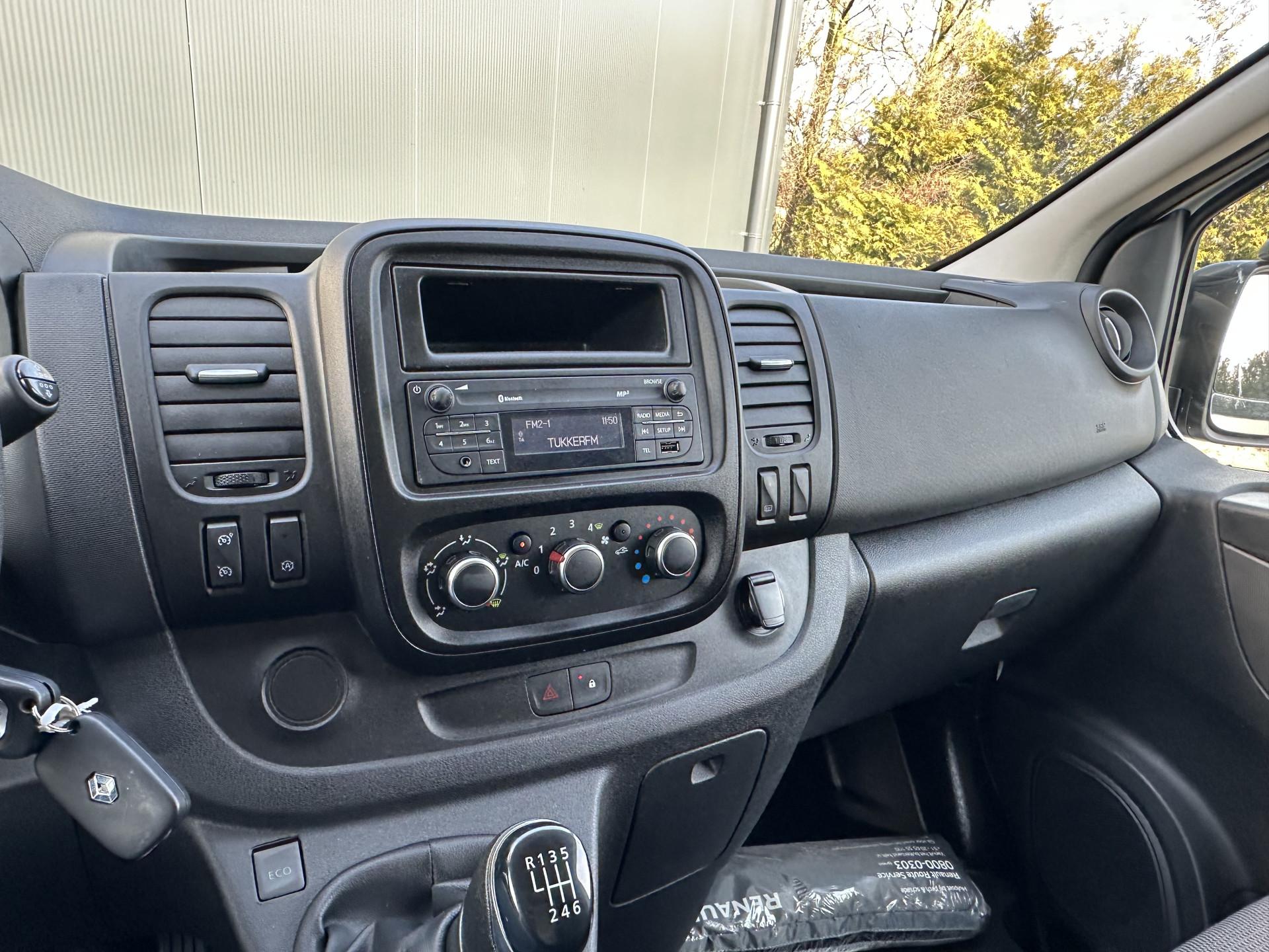 Foto 10 van Renault 2.0 dCi 120 PK / L1H1 / 1e EIG. / 2x SCHUIFDEUR / LED KOPLAMPEN / TREKHAAK / AIRCO / CRUISE