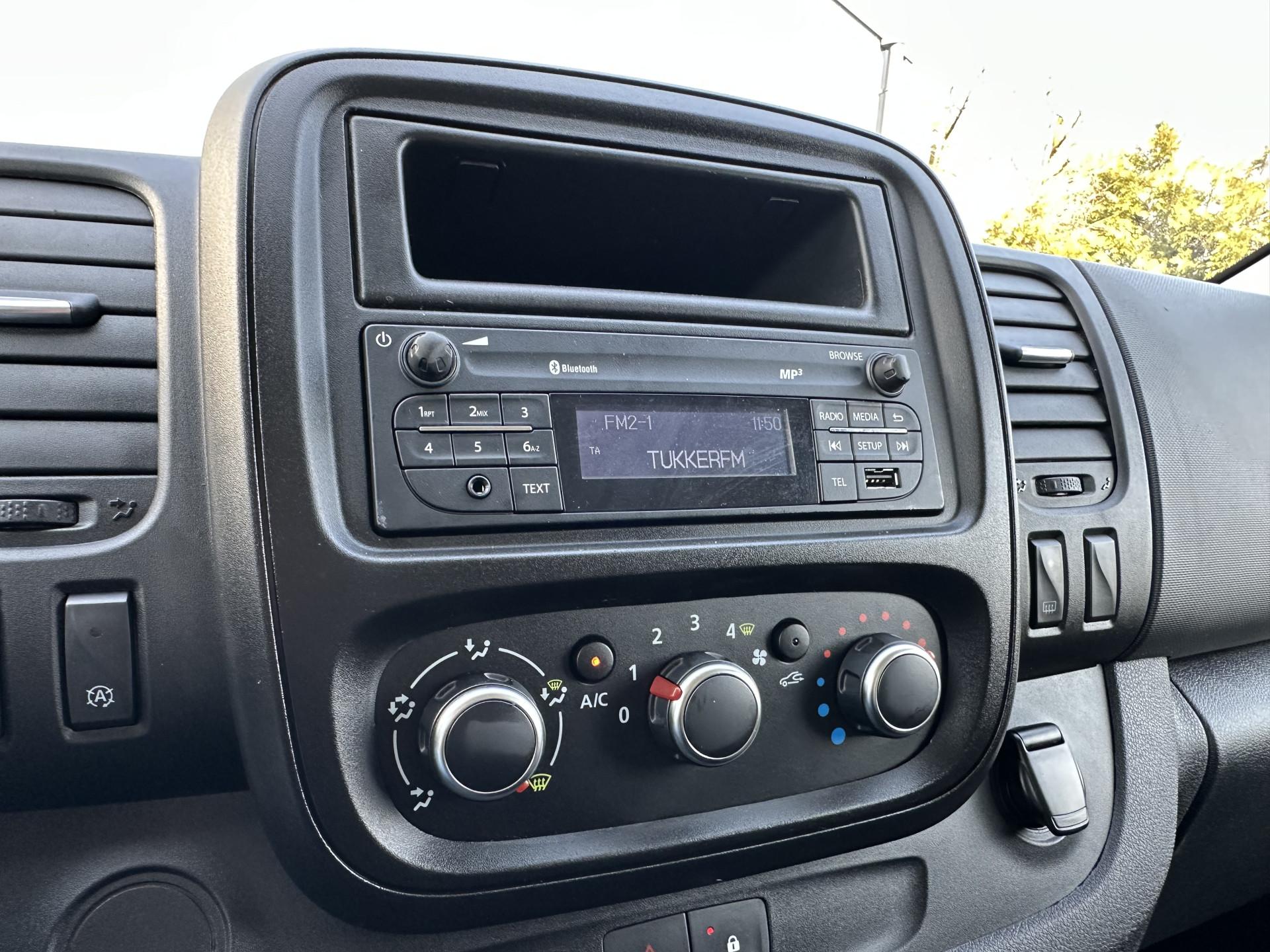 Foto 11 van Renault 2.0 dCi 120 PK / L1H1 / 1e EIG. / 2x SCHUIFDEUR / LED KOPLAMPEN / TREKHAAK / AIRCO / CRUISE
