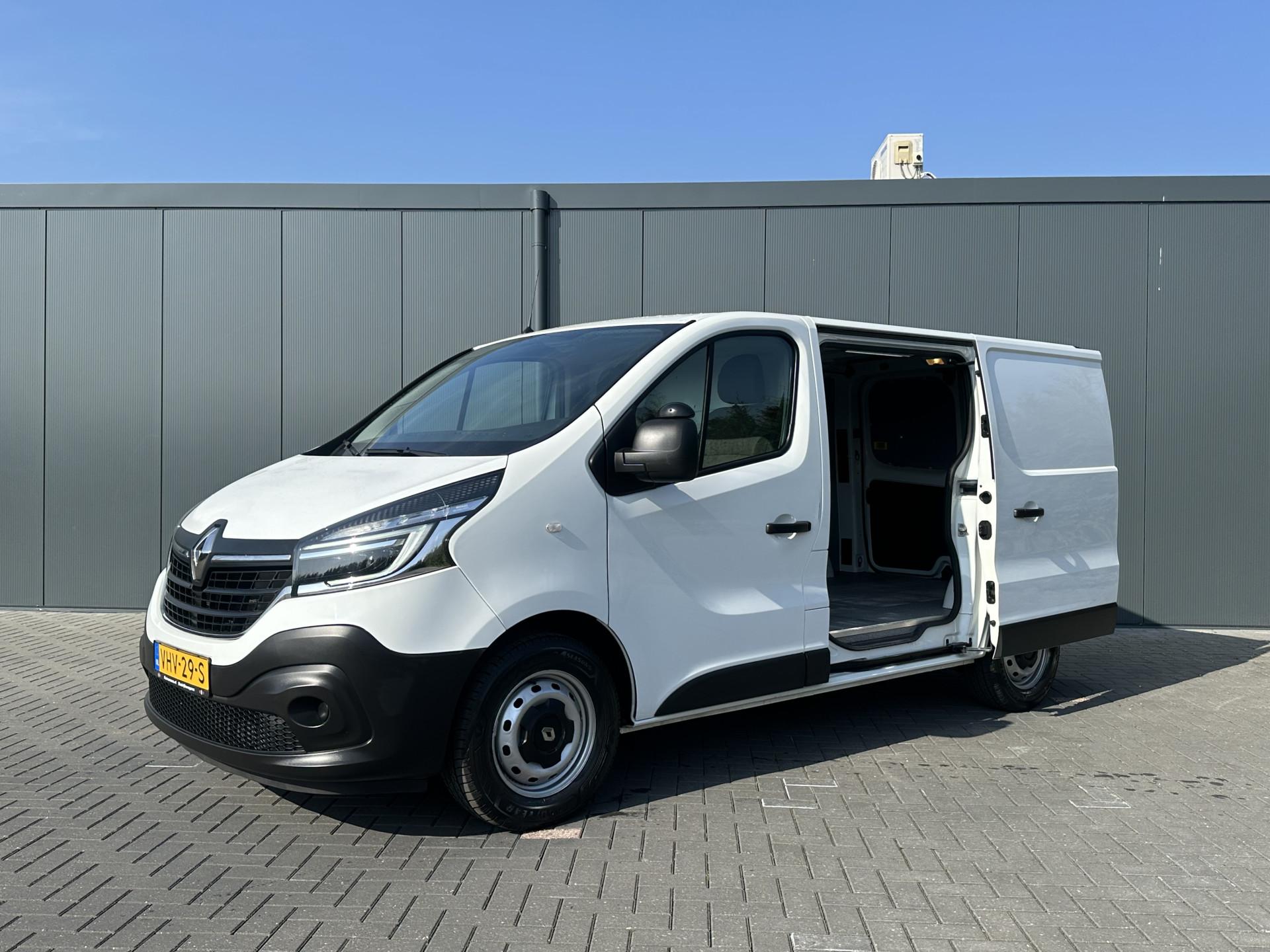 Foto 2 van Renault 2.0 dCi 120 PK / L1H1 / 1e EIG. / 2x SCHUIFDEUR / LED KOPLAMPEN / TREKHAAK / AIRCO / CRUISE