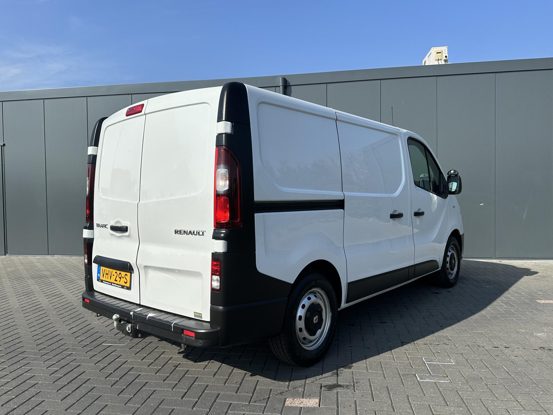 Foto 3 van Renault 2.0 dCi 120 PK / L1H1 / 1e EIG. / 2x SCHUIFDEUR / LED KOPLAMPEN / TREKHAAK / AIRCO / CRUISE