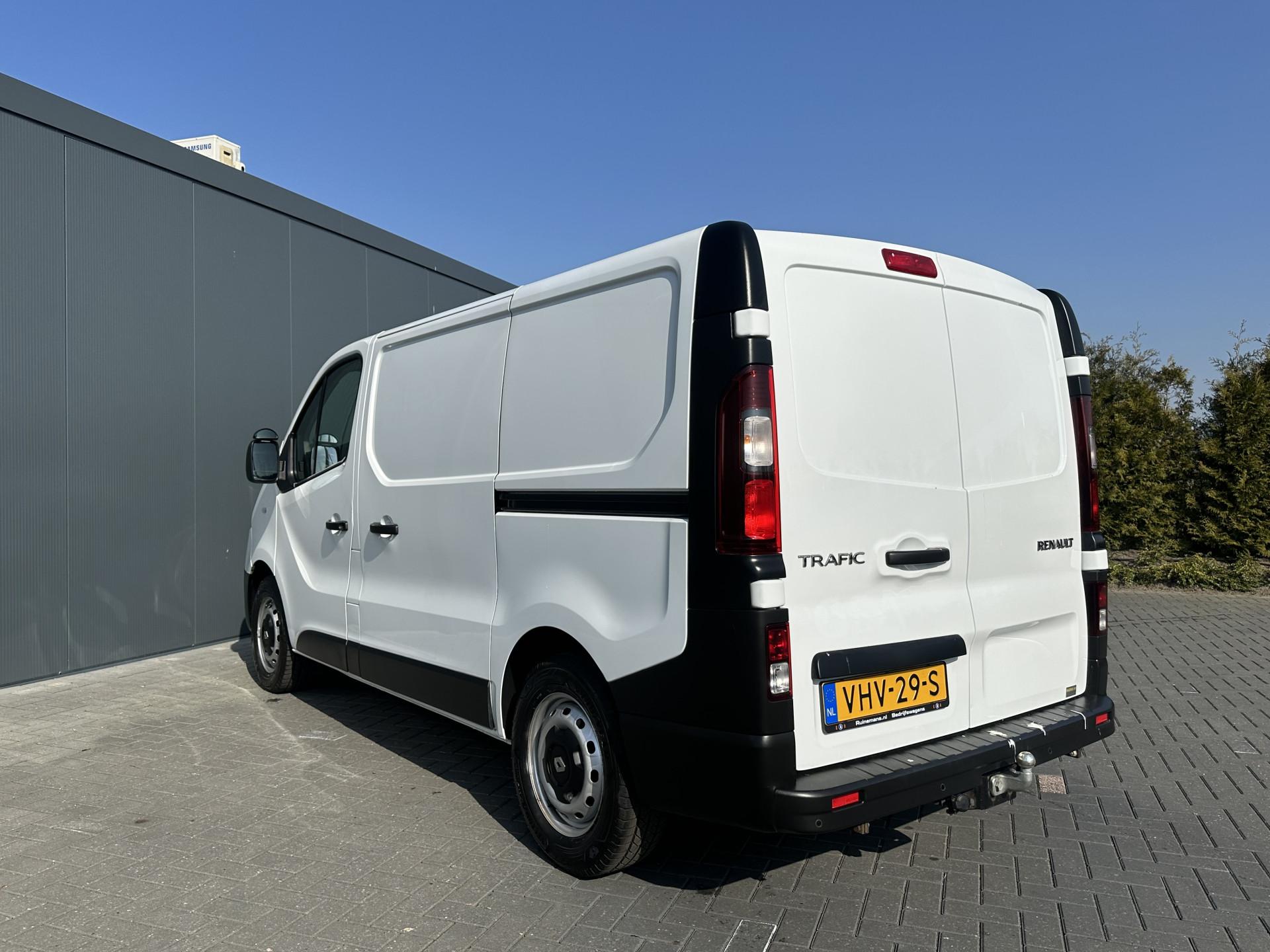 Foto 5 van Renault 2.0 dCi 120 PK / L1H1 / 1e EIG. / 2x SCHUIFDEUR / LED KOPLAMPEN / TREKHAAK / AIRCO / CRUISE