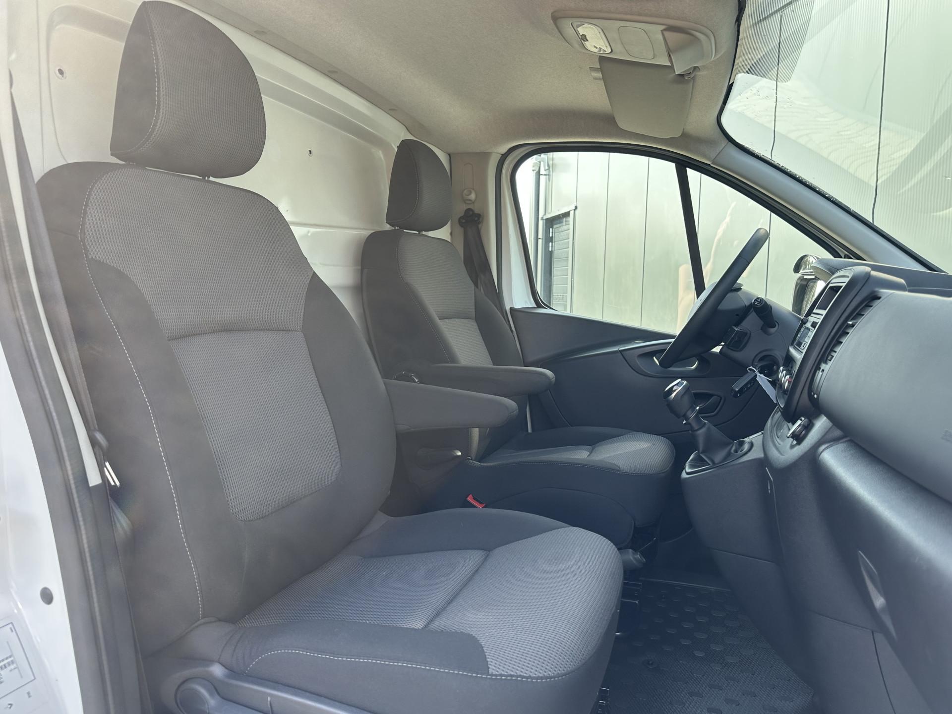 Foto 6 van Renault 2.0 dCi 120 PK / L1H1 / 1e EIG. / 2x SCHUIFDEUR / LED KOPLAMPEN / TREKHAAK / AIRCO / CRUISE