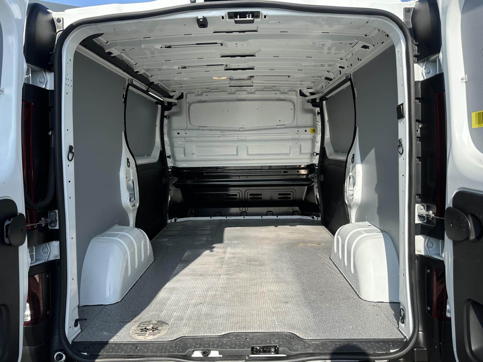 Foto 8 van Renault 2.0 dCi 120 PK / L1H1 / 1e EIG. / 2x SCHUIFDEUR / LED KOPLAMPEN / TREKHAAK / AIRCO / CRUISE