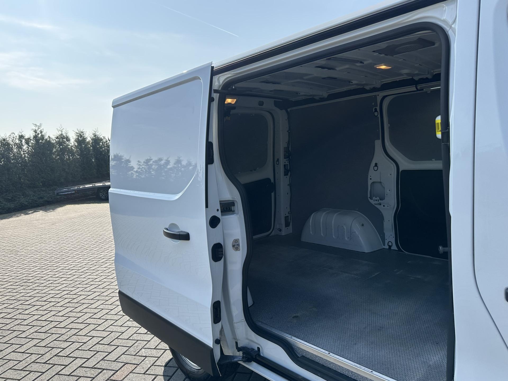 Foto 9 van Renault 2.0 dCi 120 PK / L1H1 / 1e EIG. / 2x SCHUIFDEUR / LED KOPLAMPEN / TREKHAAK / AIRCO / CRUISE