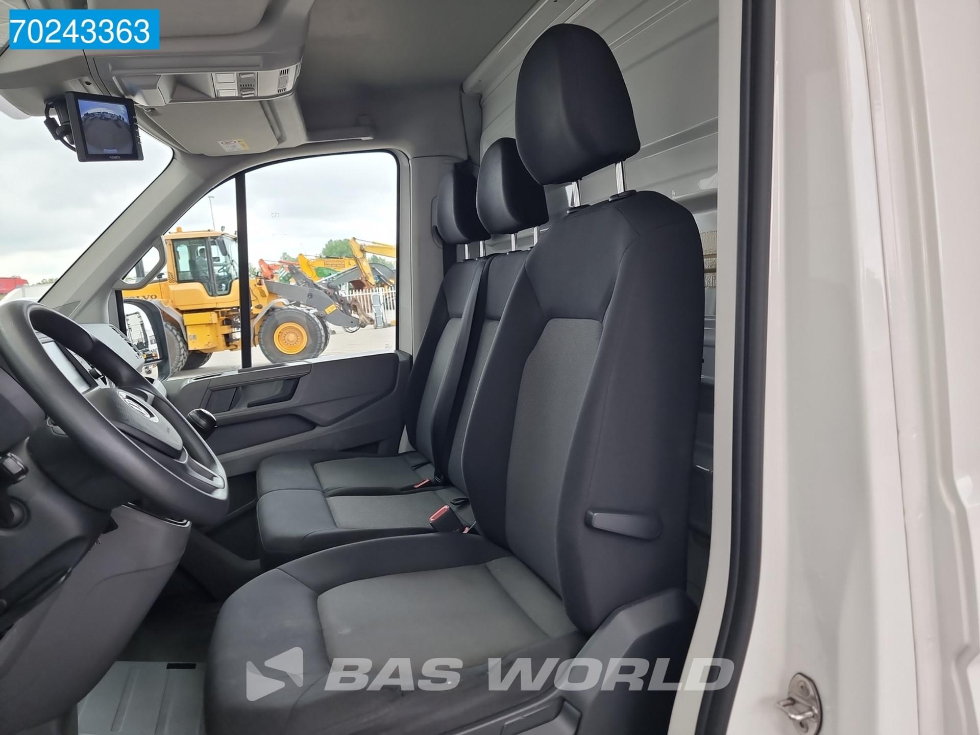 Foto 11 van Volkswagen Crafter Bakwagen met achterdeuren Camera Airco Cruise Koffer Meubelbak 20m3 Airco Cruise control