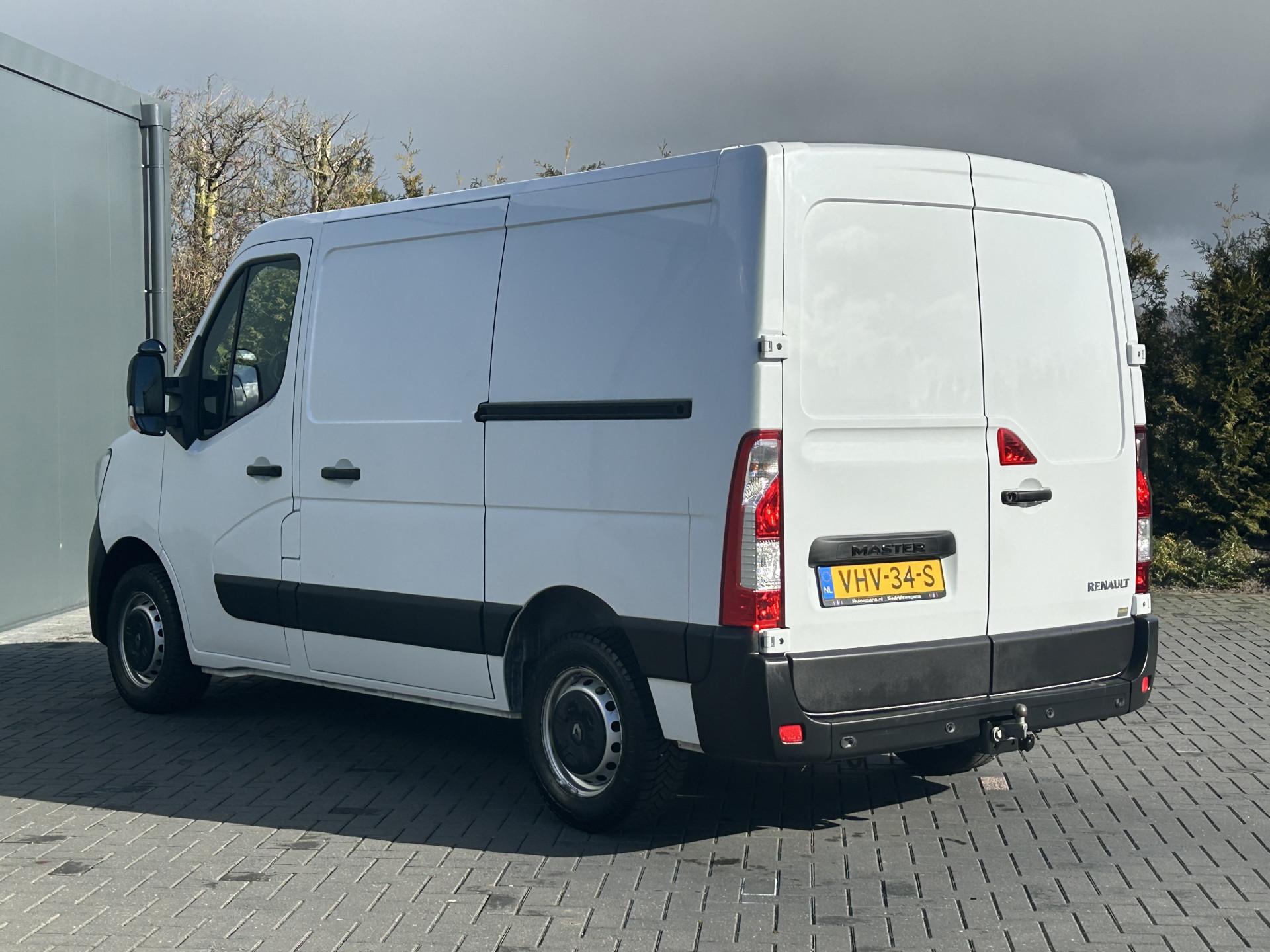 Foto 4 van Renault 2.3 dCi 136 PK / 2x SCHUIFDEUR / L1H1 / 1e. EIG. / 2.5 TONS TREKHAAK / AIRCO / CRUISE / 3-ZITS