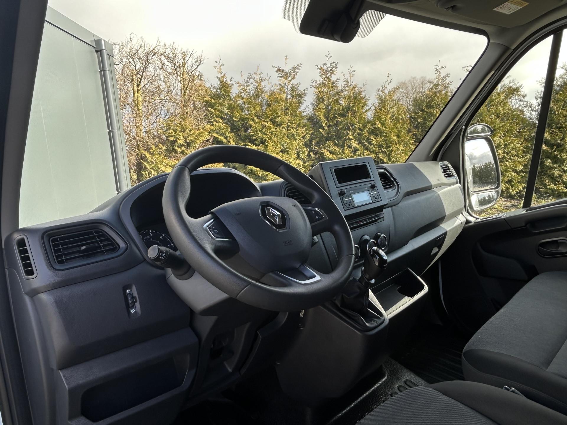 Foto 6 van Renault 2.3 dCi 136 PK / 2x SCHUIFDEUR / L1H1 / 1e. EIG. / 2.5 TONS TREKHAAK / AIRCO / CRUISE / 3-ZITS