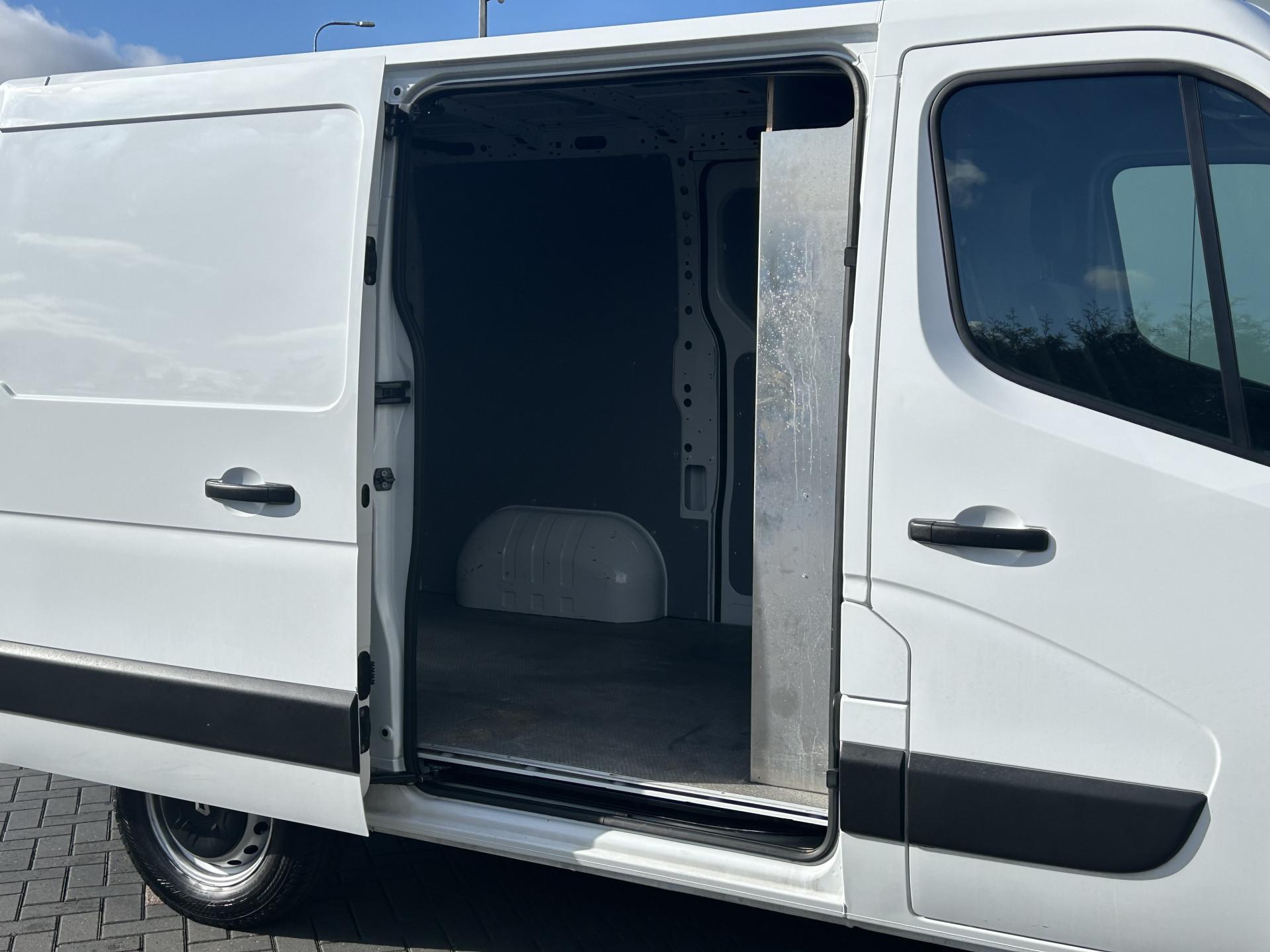 Foto 8 van Renault 2.3 dCi 136 PK / 2x SCHUIFDEUR / L1H1 / 1e. EIG. / 2.5 TONS TREKHAAK / AIRCO / CRUISE / 3-ZITS