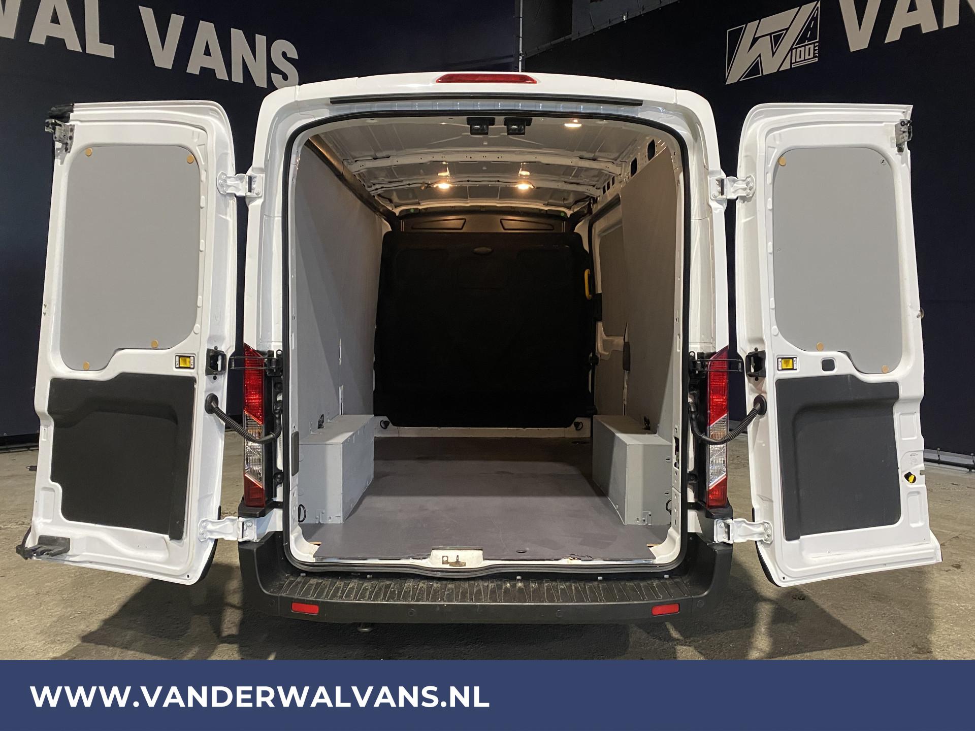 Foto 3 van Ford 2.0TDCI 130pk L2H2 Euro6 Airco | Cruise | 3-zits