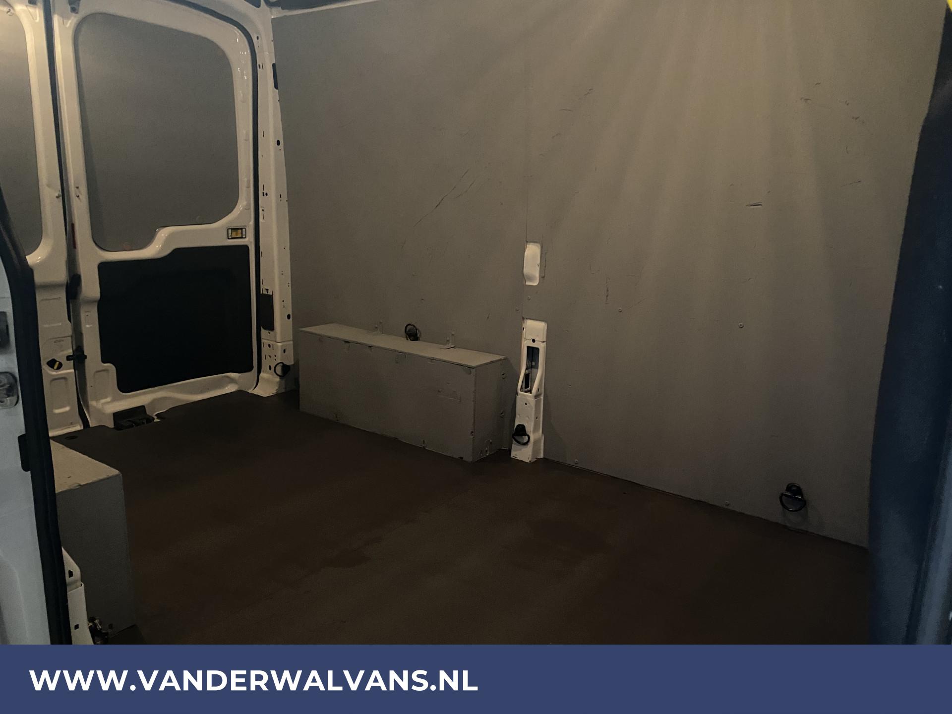 Foto 8 van Ford 2.0TDCI 130pk L2H2 Euro6 Airco | Cruise | 3-zits
