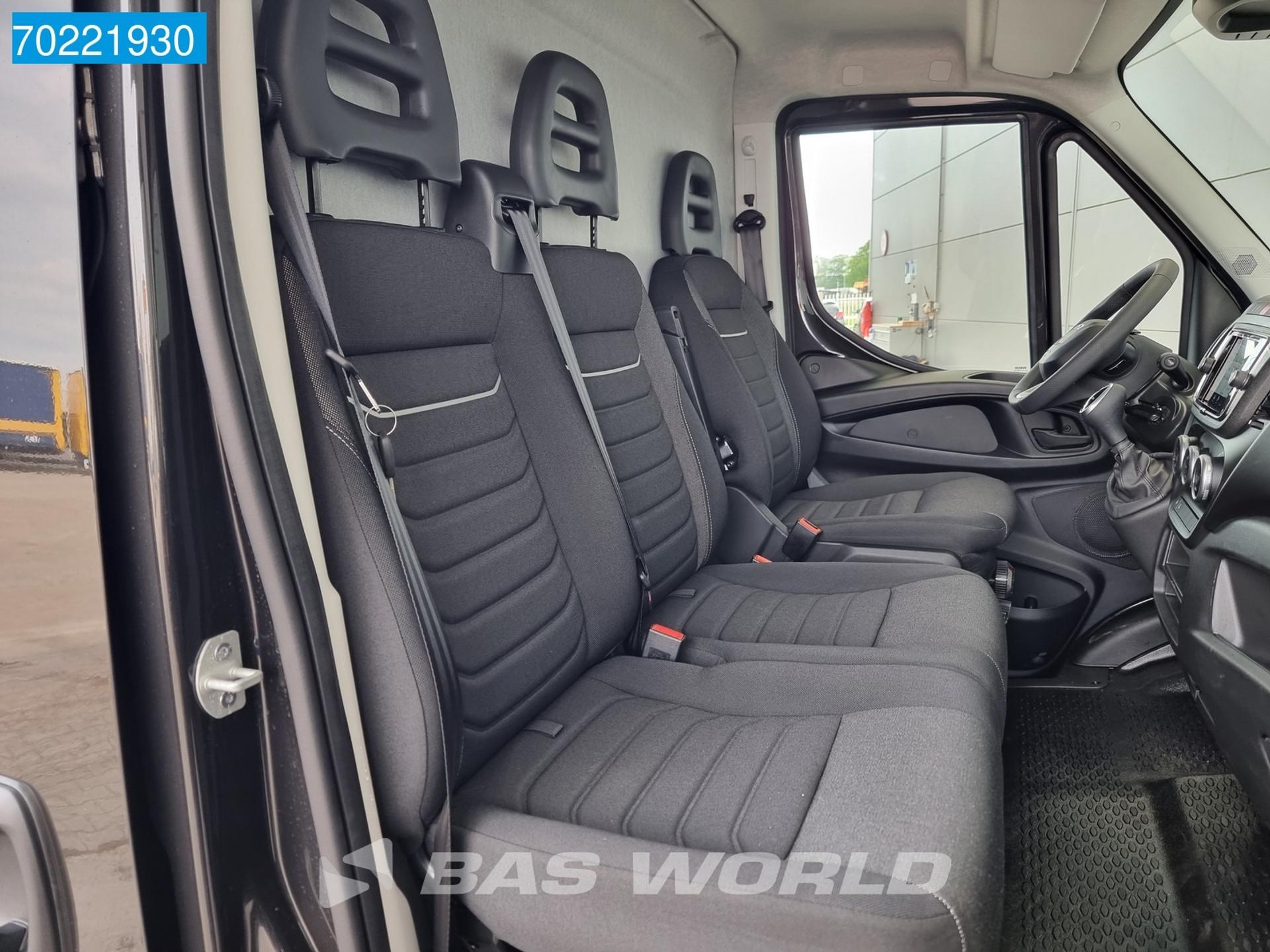 Foto 22 van Iveco Daily 35S18 35S18 3.0 Black ACC Navi LED 3500KG Trekgewicht 12m3 Airco