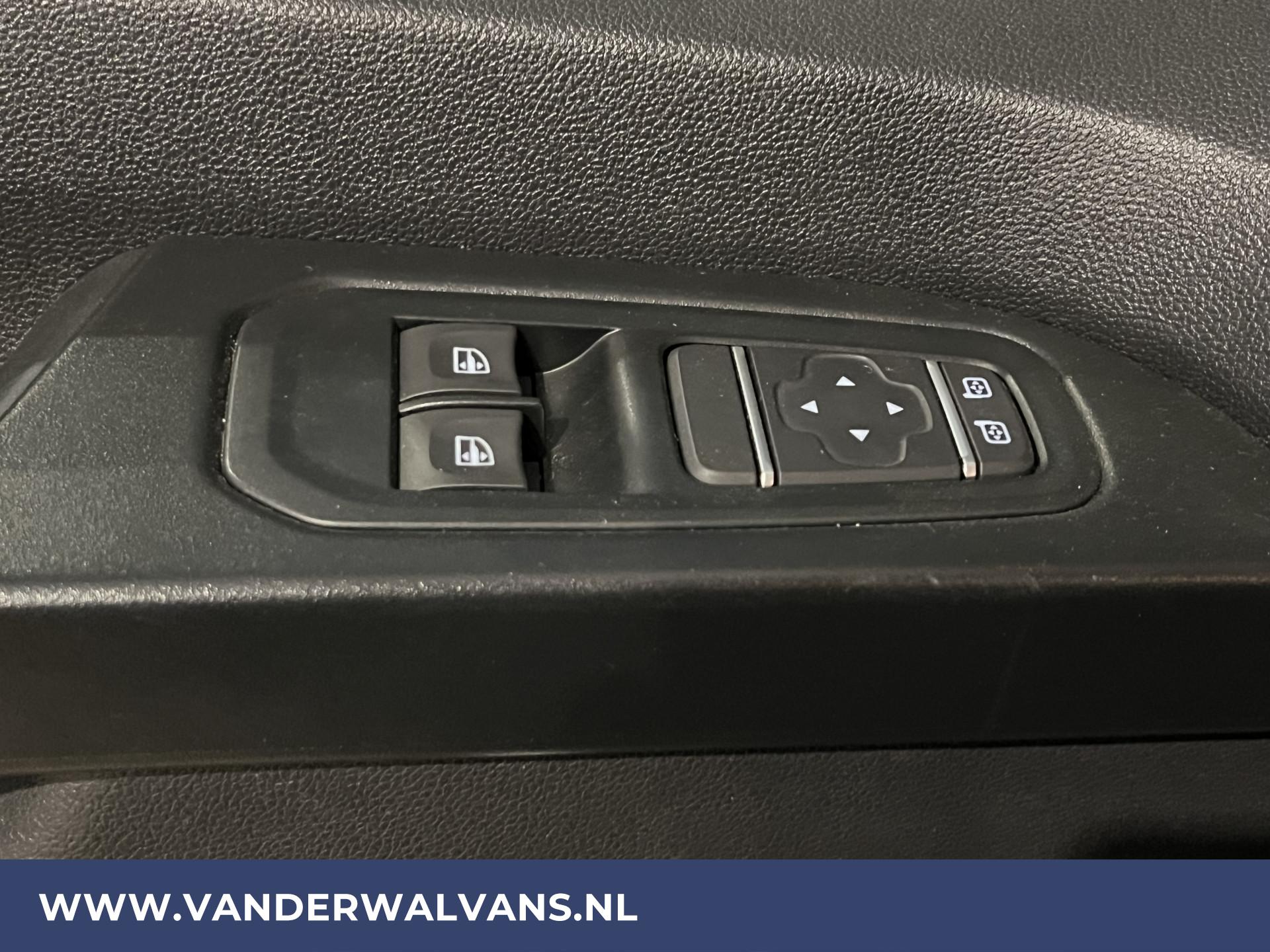 Foto 17 van Renault Trafic 2.0 dCi 130pk L2H1 Euro6 Airco | 2500kg Trekhaak | Cruisecontrol | LED