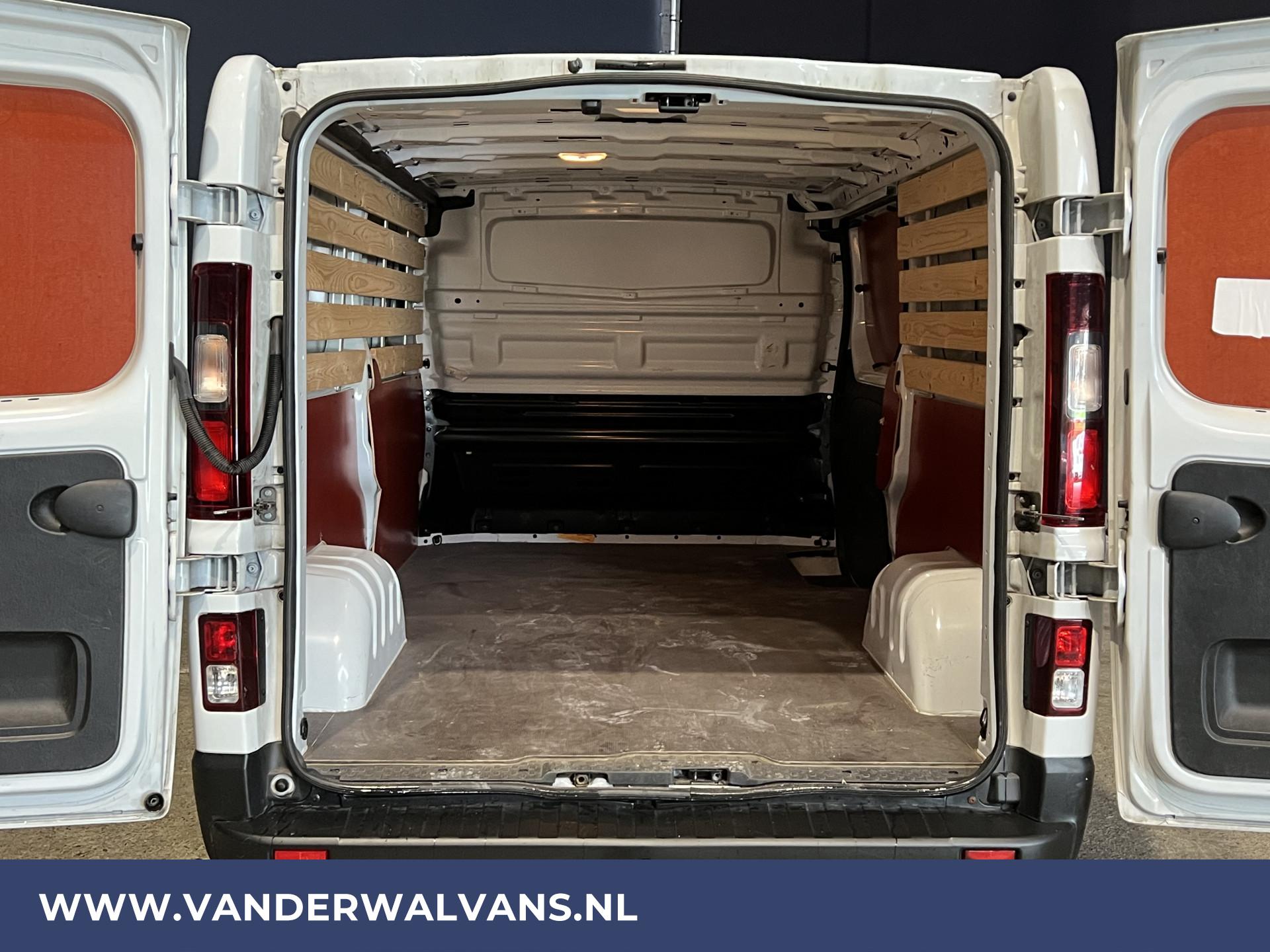 Foto 3 van Renault Trafic 2.0 dCi 130pk L2H1 Euro6 Airco | 2500kg Trekhaak | Cruisecontrol | LED