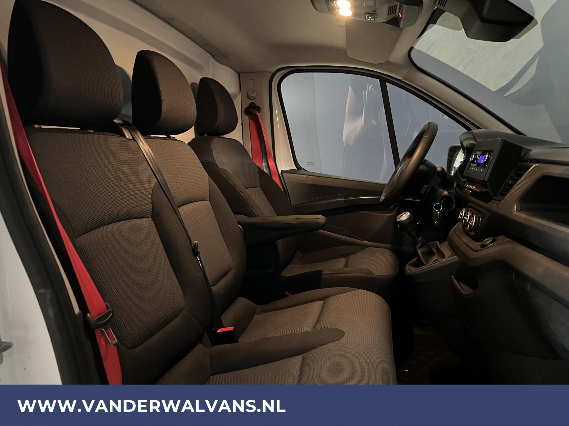 Foto 9 van Renault Trafic 2.0 dCi 130pk L2H1 Euro6 Airco | 2500kg Trekhaak | Cruisecontrol | LED