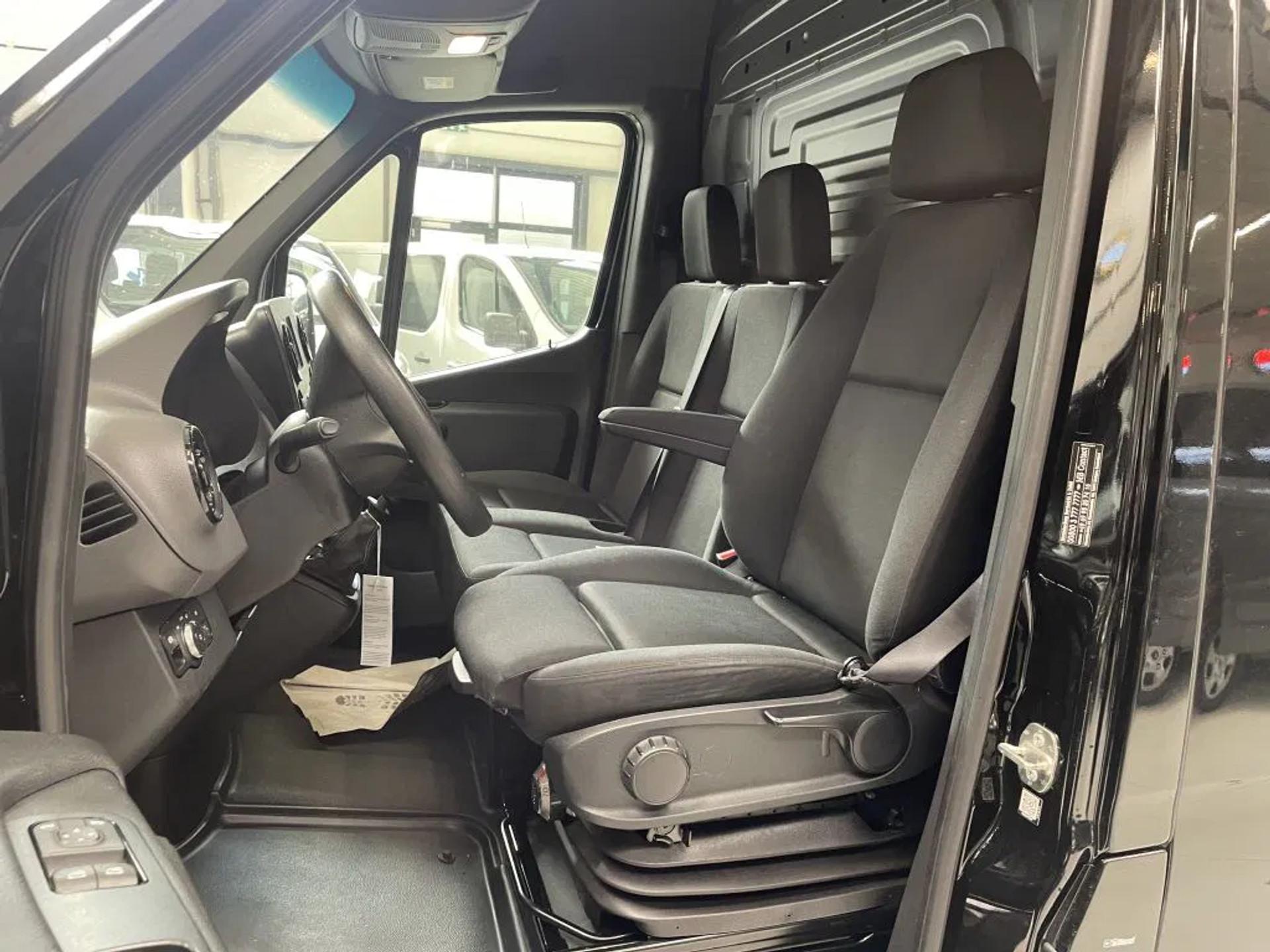 Foto 8 van Mercedes-Benz 319CDI 6 cil L3H2 Airco Navi Cruisecontrol 270 Graden Deuren
