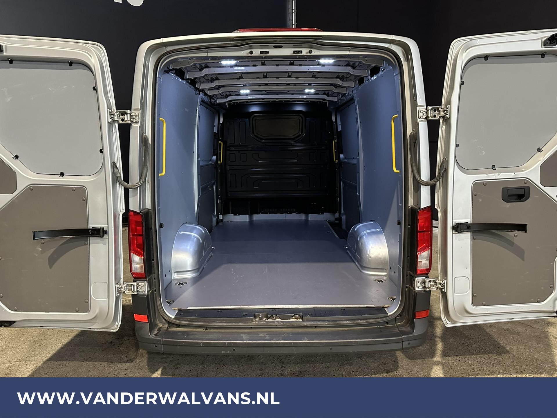 Foto 3 van Volkswagen Crafter 2.0 TDI 140pk L3H2 L2H1 Euro6 Airco | 2x zijdeur | Apple Carplay | Android Auto