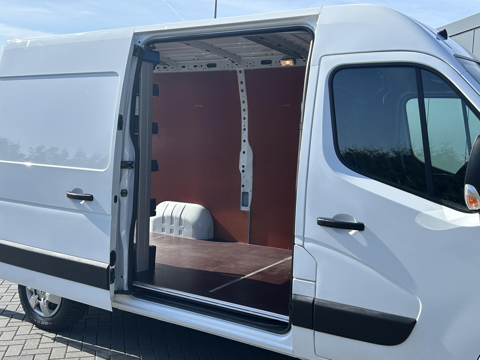 Foto 10 van Renault T35 2.3 DCI 180 PK AUTOMAAT / BPM VRIJ / L2H2 / 17.527 KM !! / 1e. EIG / SORTIMO INRICHTING / AIRCO / CRUISE / CAMERA