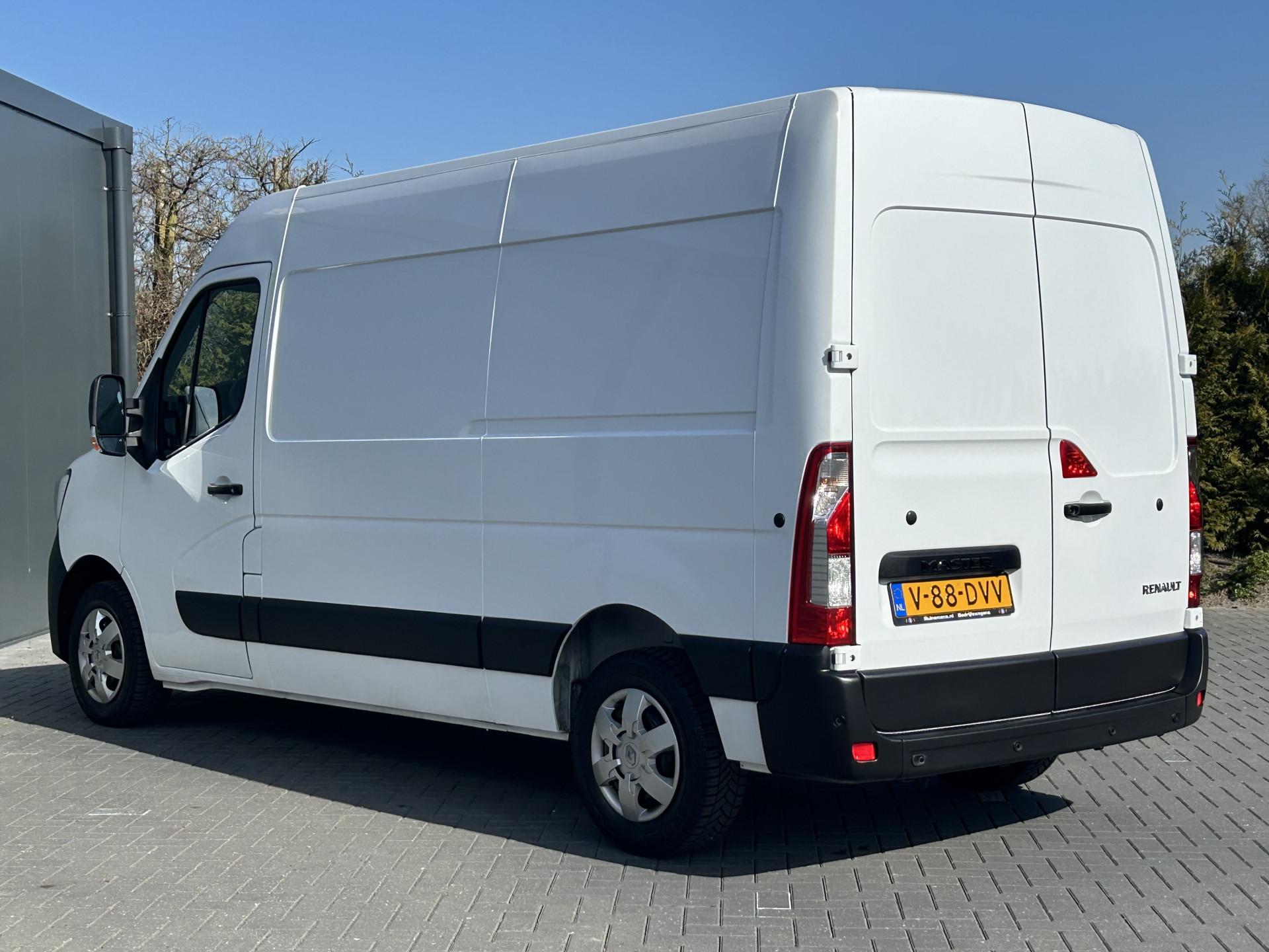 Foto 5 van Renault T35 2.3 DCI 180 PK AUTOMAAT / BPM VRIJ / L2H2 / 17.527 KM !! / 1e. EIG / SORTIMO INRICHTING / AIRCO / CRUISE / CAMERA
