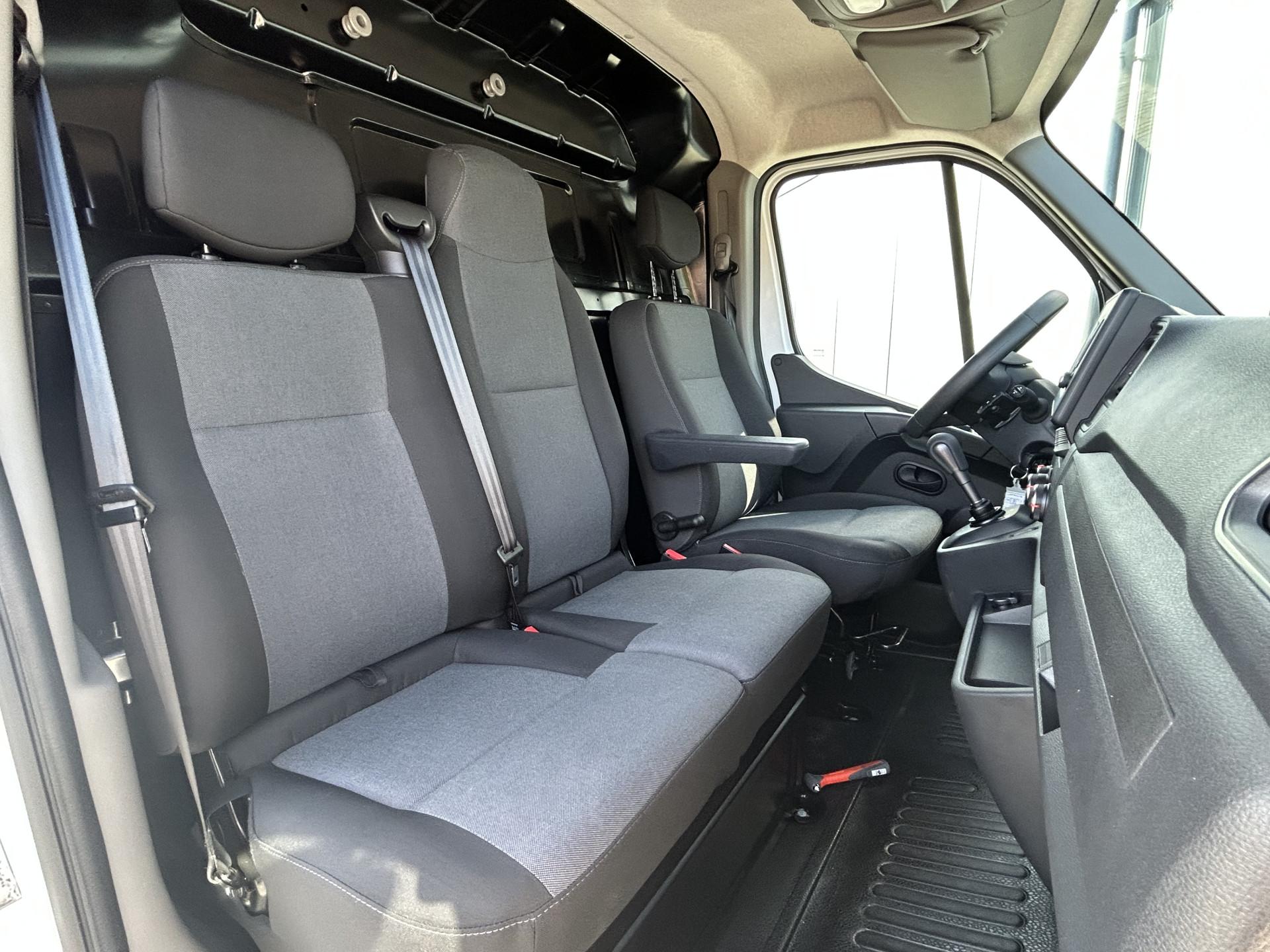 Foto 6 van Renault T35 2.3 DCI 180 PK AUTOMAAT / BPM VRIJ / L2H2 / 17.527 KM !! / 1e. EIG / SORTIMO INRICHTING / AIRCO / CRUISE / CAMERA