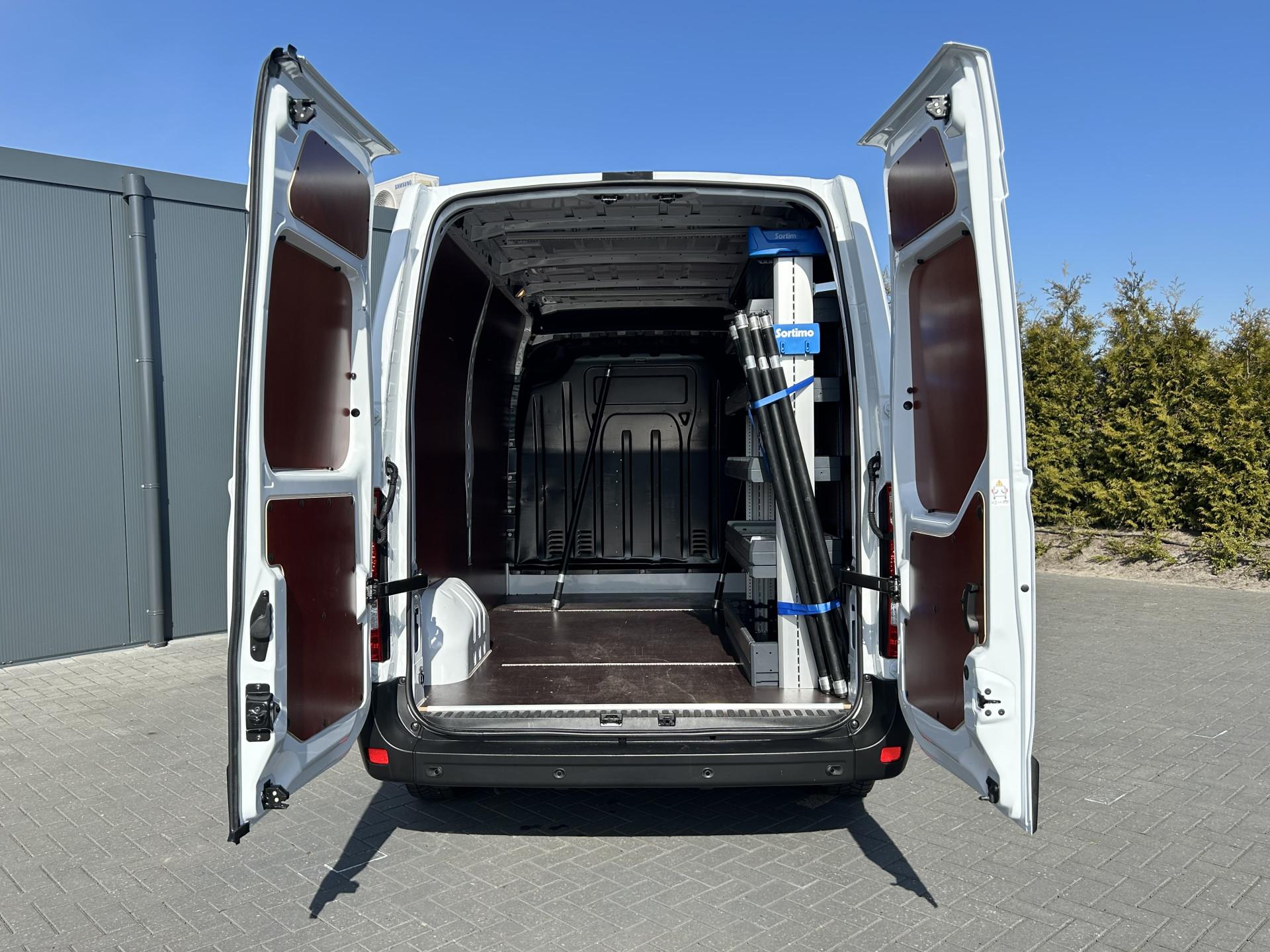 Foto 9 van Renault T35 2.3 DCI 180 PK AUTOMAAT / BPM VRIJ / L2H2 / 17.527 KM !! / 1e. EIG / SORTIMO INRICHTING / AIRCO / CRUISE / CAMERA