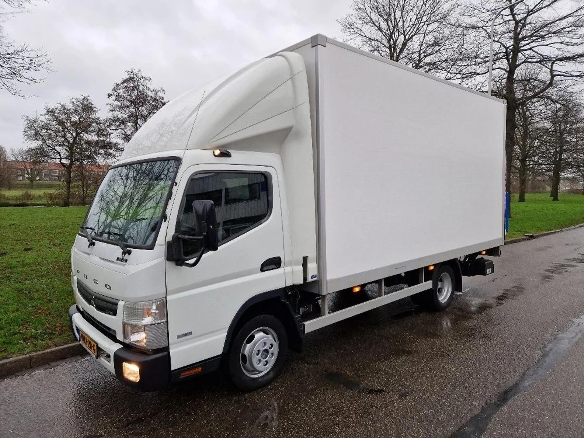 Foto 1 van FUSO Canter 3C15 MT 340 Bakwagen met 1.000 Kg laadklep