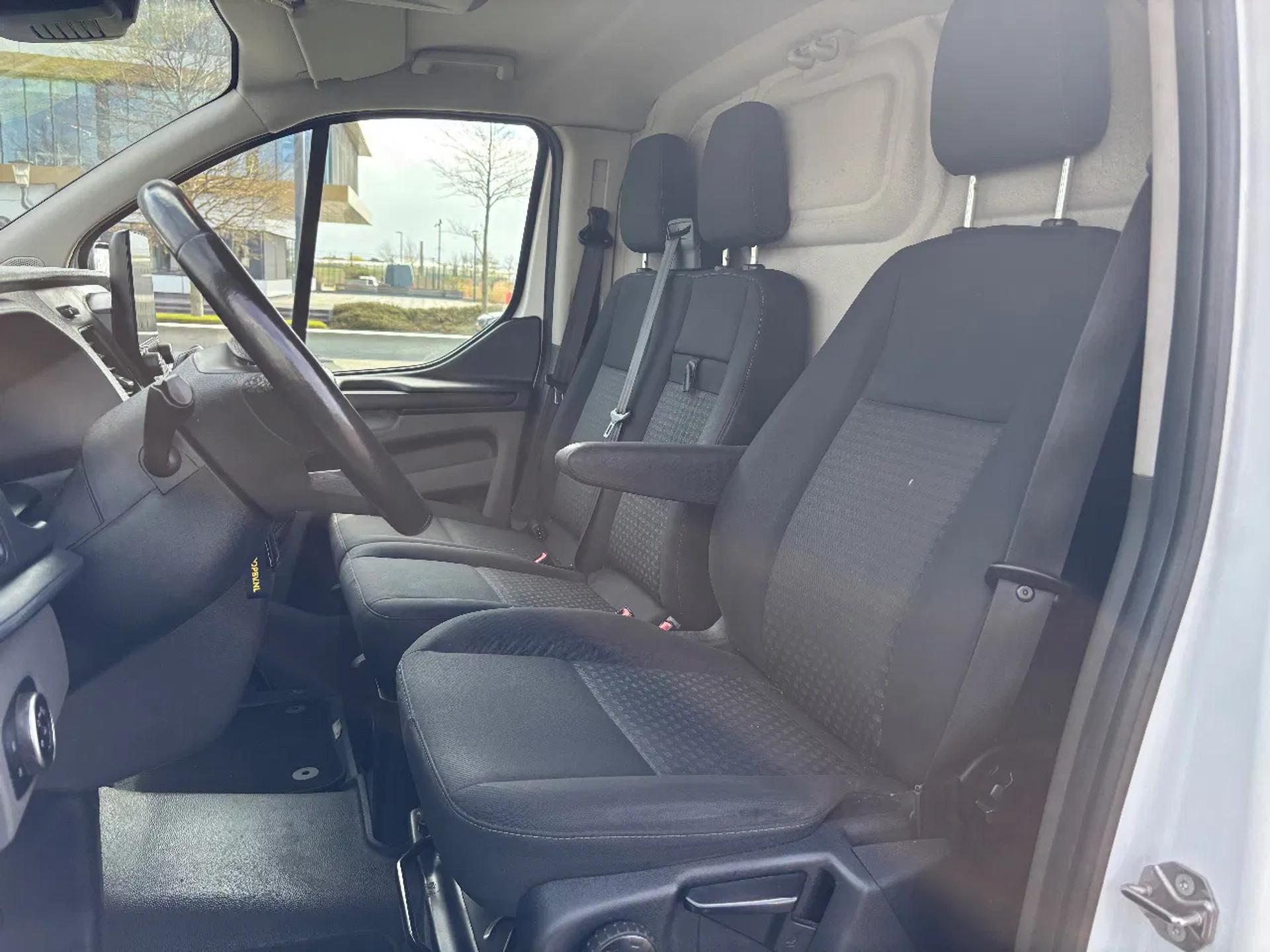 Foto 10 van Ford 2.0TDCI L2H1 Airco Navi Camera Cruisecontrol Trekhaak