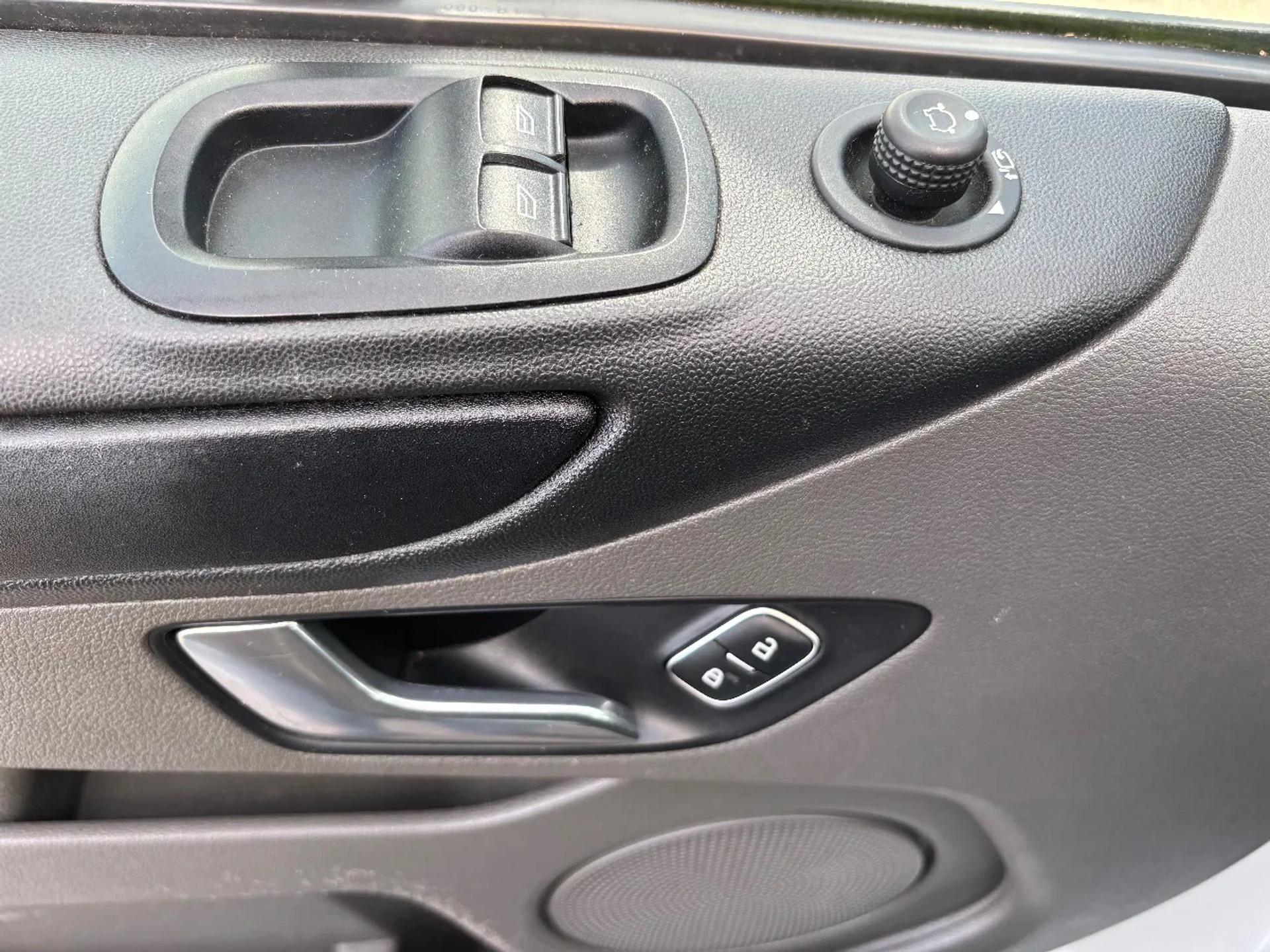 Foto 11 van Ford 2.0TDCI L2H1 Airco Navi Camera Cruisecontrol Trekhaak