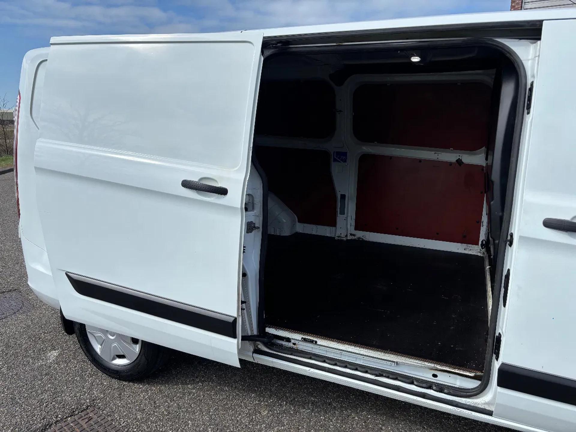 Foto 7 van Ford 2.0TDCI L2H1 Airco Navi Camera Cruisecontrol Trekhaak