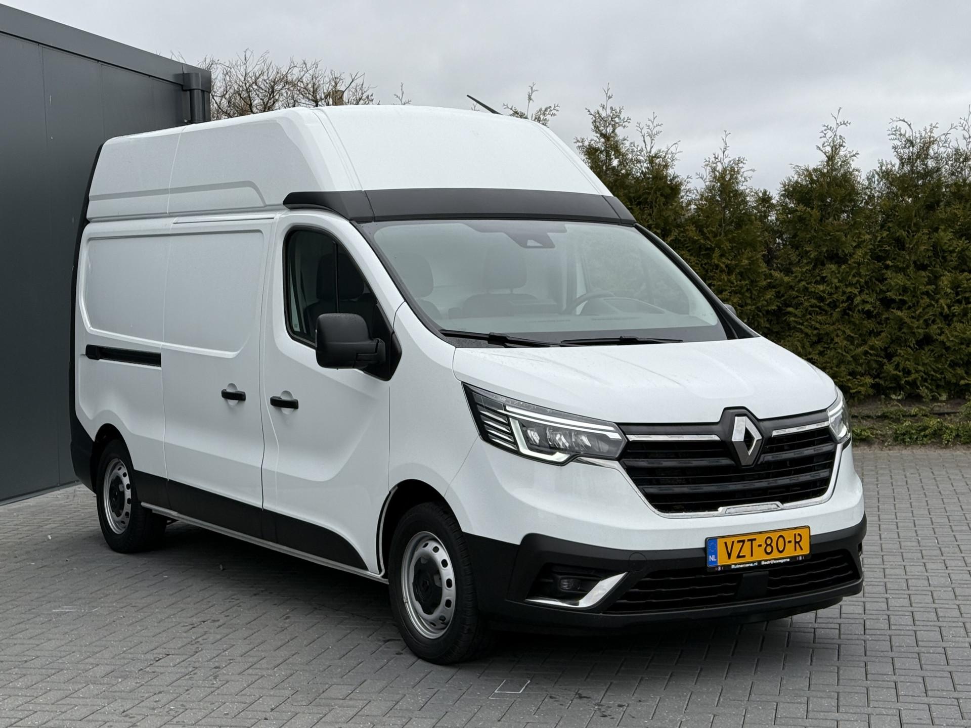 Foto 3 van Renault 2.0 Blue dC1 150 PK / L2H2 / 1e EIG. / SORTIMO INRICHTING / LED / AIRCO / CRUISE / NAVI / 3-ZITS