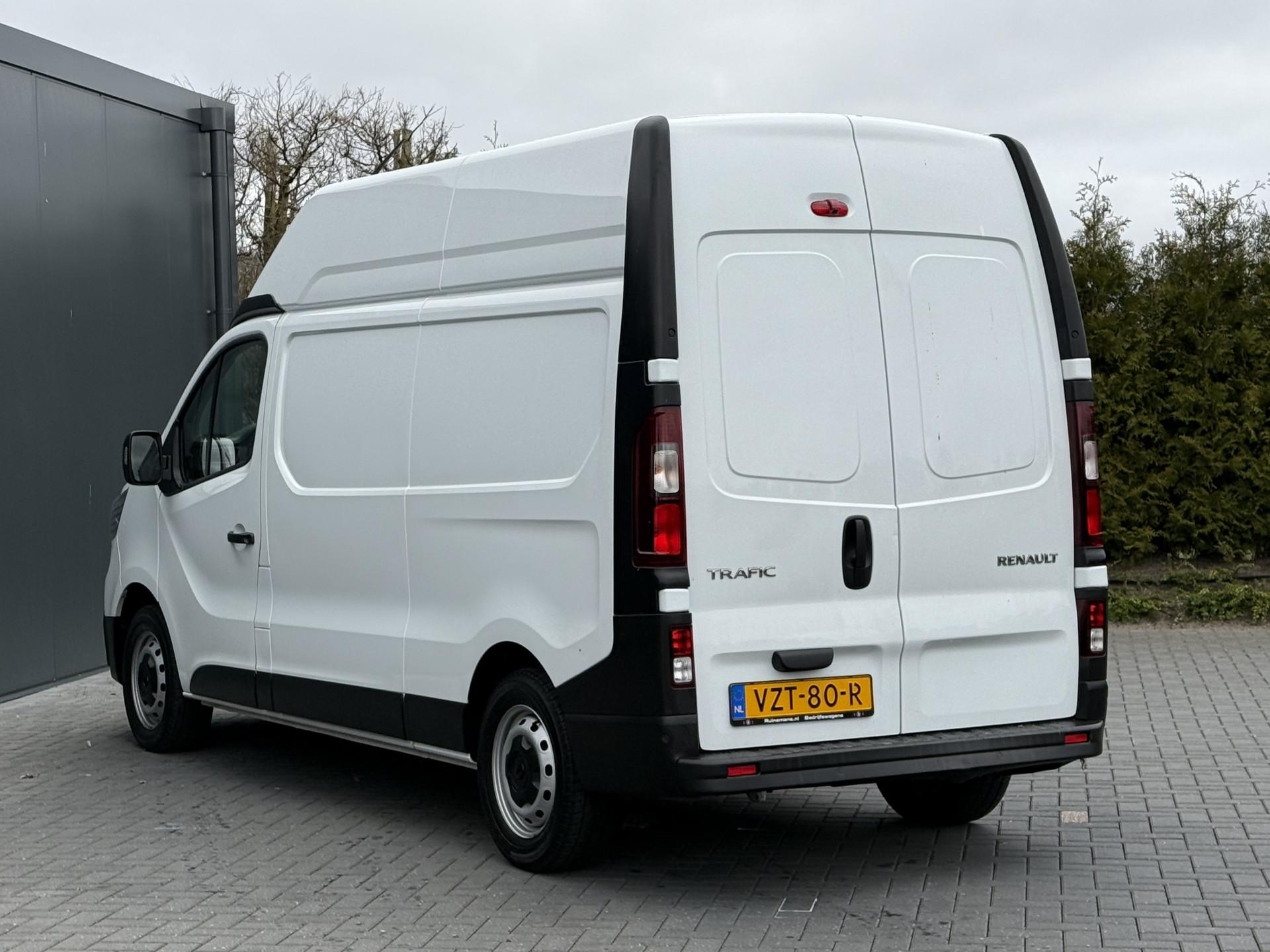 Foto 4 van Renault 2.0 Blue dC1 150 PK / L2H2 / 1e EIG. / SORTIMO INRICHTING / LED / AIRCO / CRUISE / NAVI / 3-ZITS