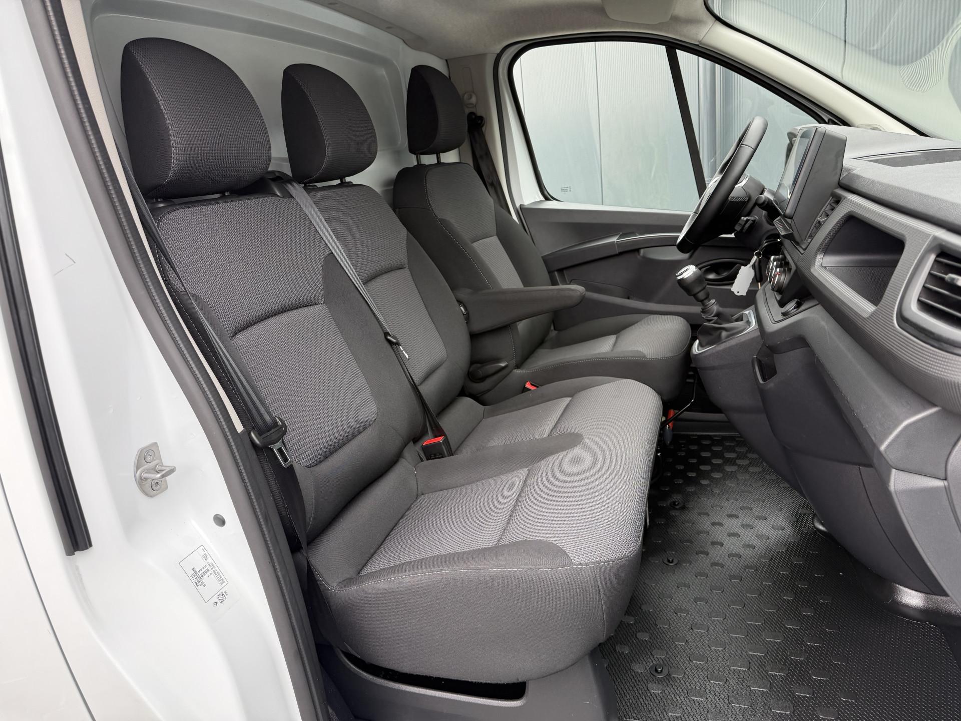 Foto 5 van Renault 2.0 Blue dC1 150 PK / L2H2 / 1e EIG. / SORTIMO INRICHTING / LED / AIRCO / CRUISE / NAVI / 3-ZITS