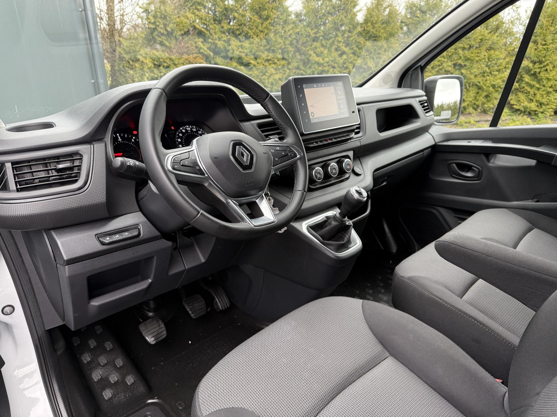 Foto 6 van Renault 2.0 Blue dC1 150 PK / L2H2 / 1e EIG. / SORTIMO INRICHTING / LED / AIRCO / CRUISE / NAVI / 3-ZITS
