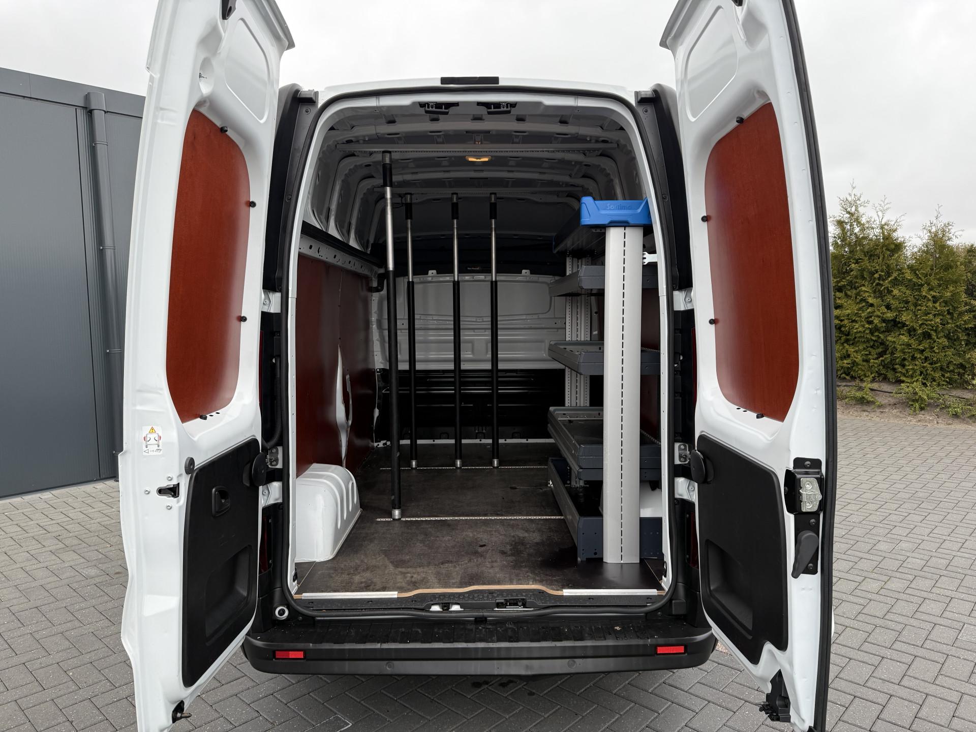 Foto 7 van Renault 2.0 Blue dC1 150 PK / L2H2 / 1e EIG. / SORTIMO INRICHTING / LED / AIRCO / CRUISE / NAVI / 3-ZITS