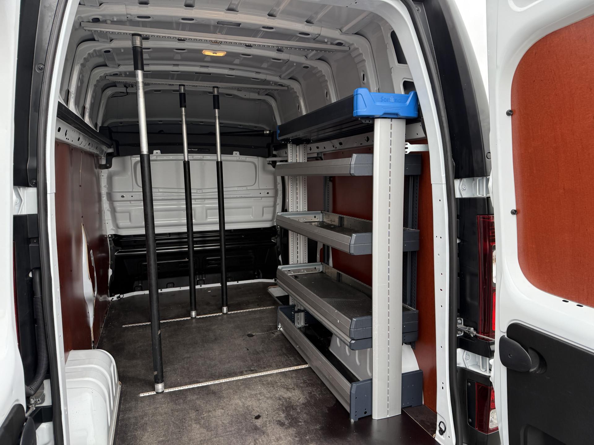 Foto 8 van Renault 2.0 Blue dC1 150 PK / L2H2 / 1e EIG. / SORTIMO INRICHTING / LED / AIRCO / CRUISE / NAVI / 3-ZITS
